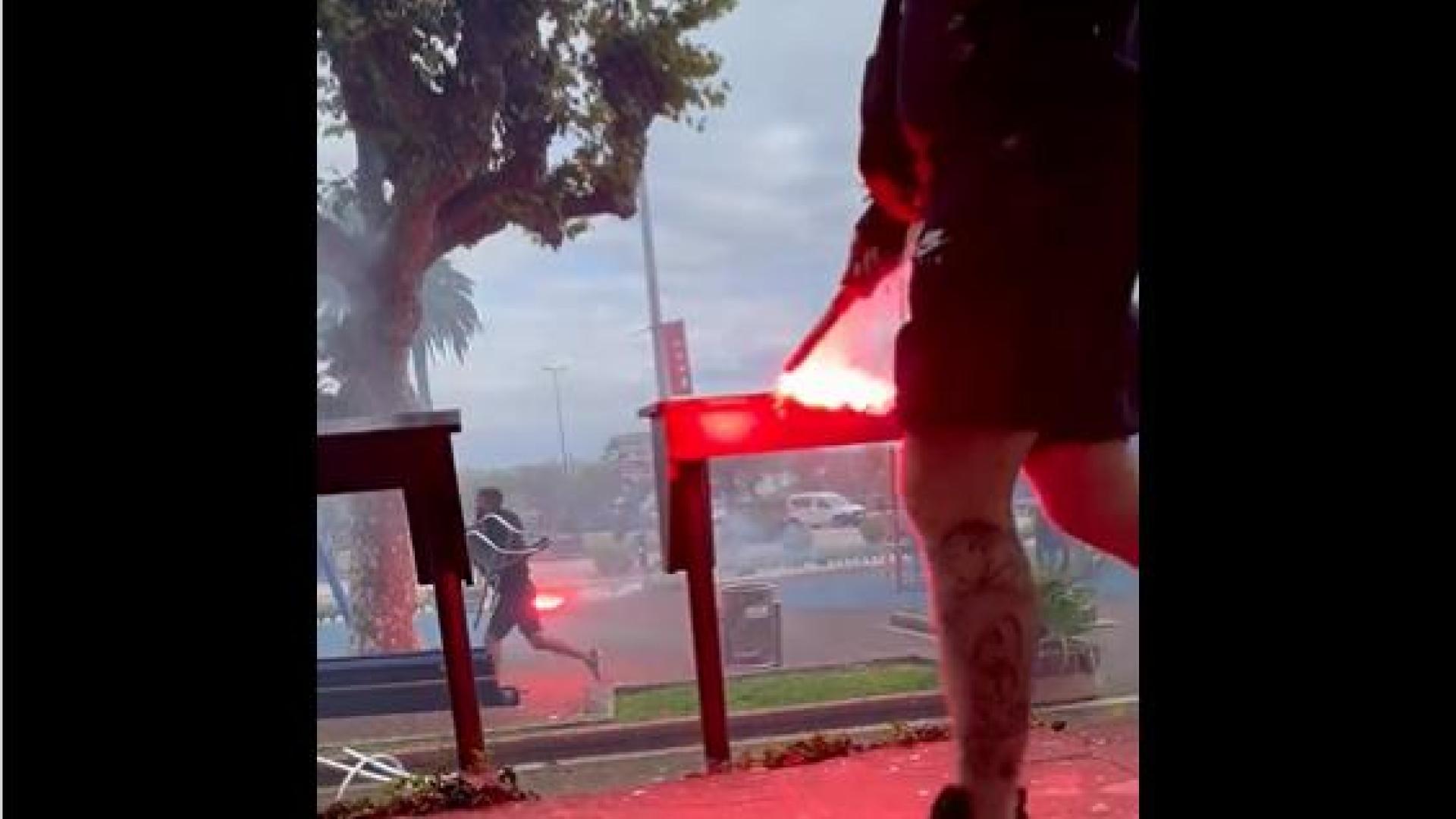 Un aficionado, con una bengala en Santander