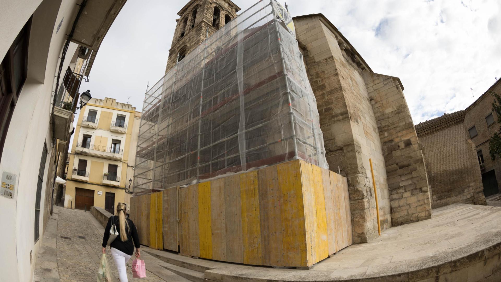 Imagen del andamio colocado ante la portada de la iglesia de la Magdalena de Tudela para realizar el estudio previo a su restauración