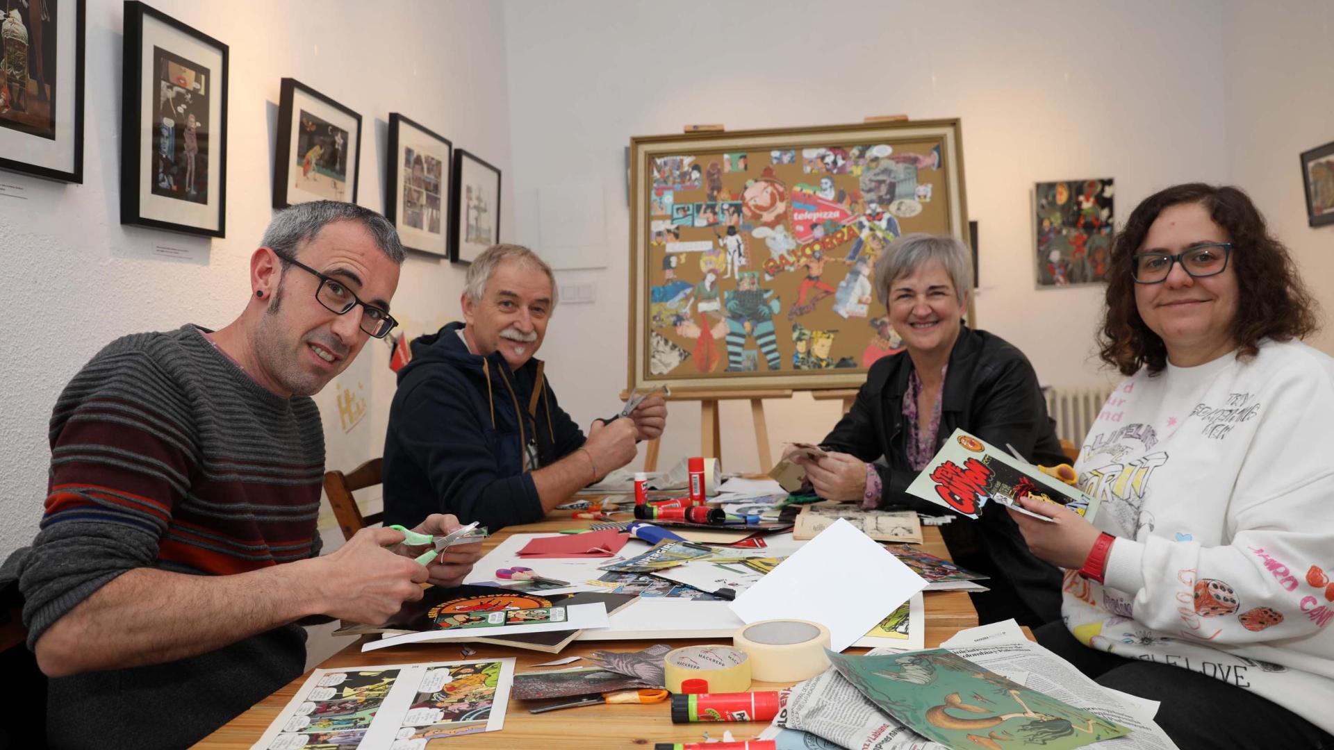 Raúl Olóriz Espinal, Aitzol de Carlos Ramos, Ana Castro Sanz y Arantxa Jabato Jiménez, ayer en el taller de collage del Salón del Cómic