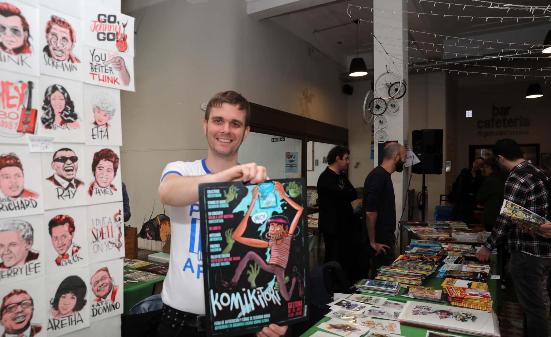 Adrià Llahí, con el cartel de Komikitoki