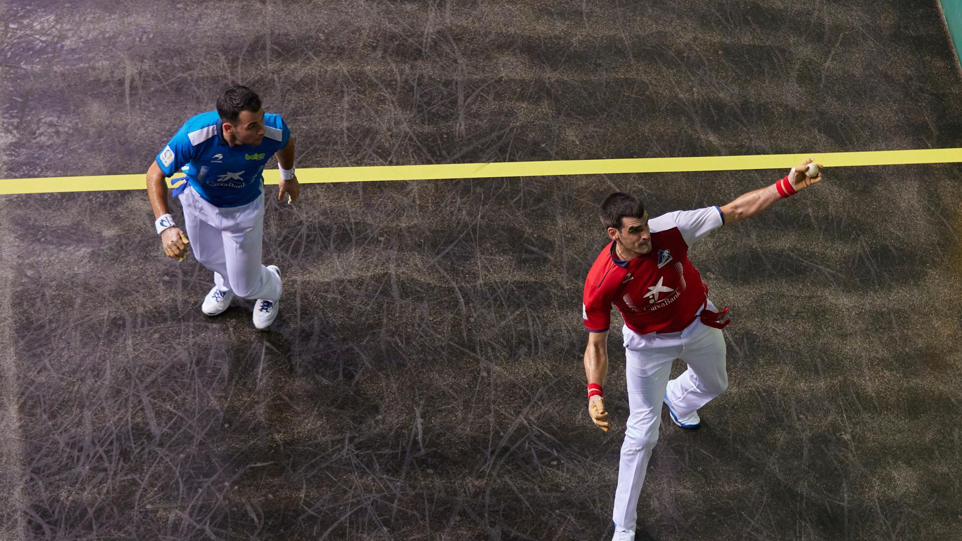 Ezkurdia resta con su zurda de aire durante la semifinal disputada el viernes por la noche en el Navarra Arena