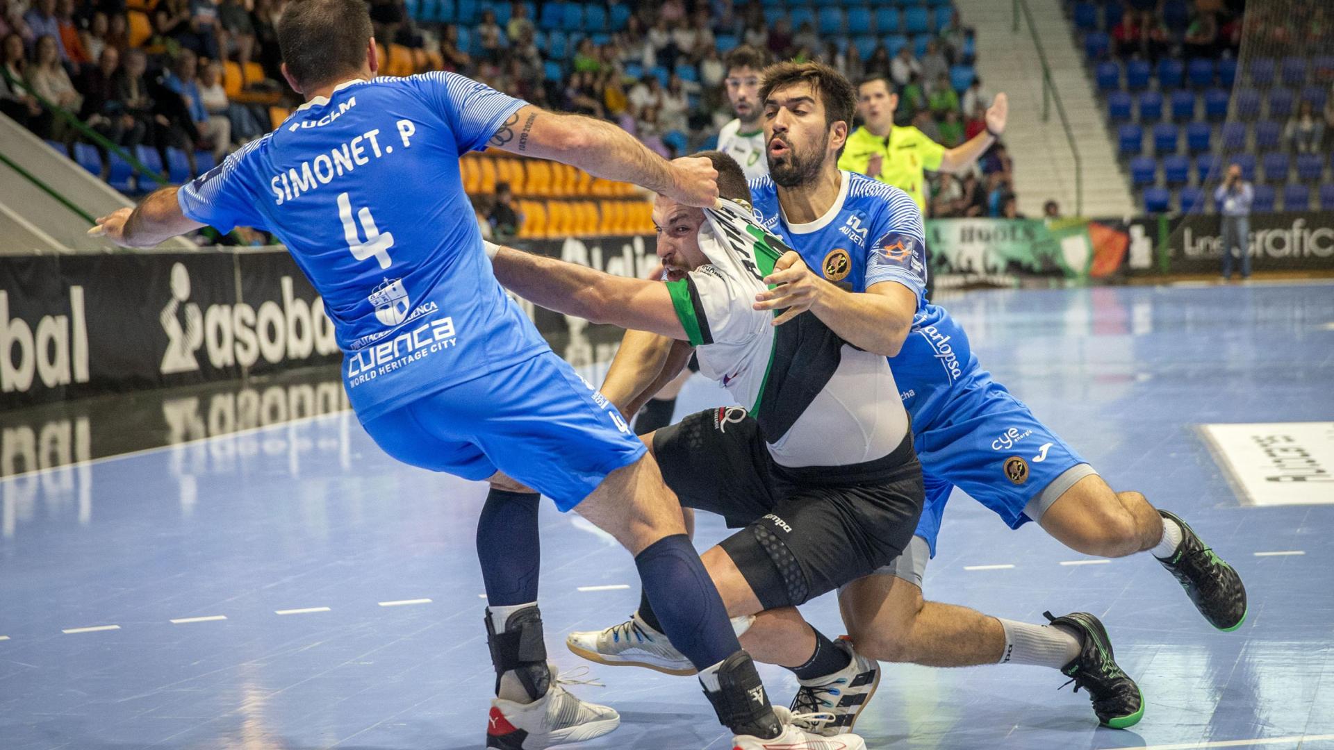El encuentro de ayer fue, físicamente, muy duro para los dos equipos. En la foto, Aitor García trata de zafarse de la defensa conquense