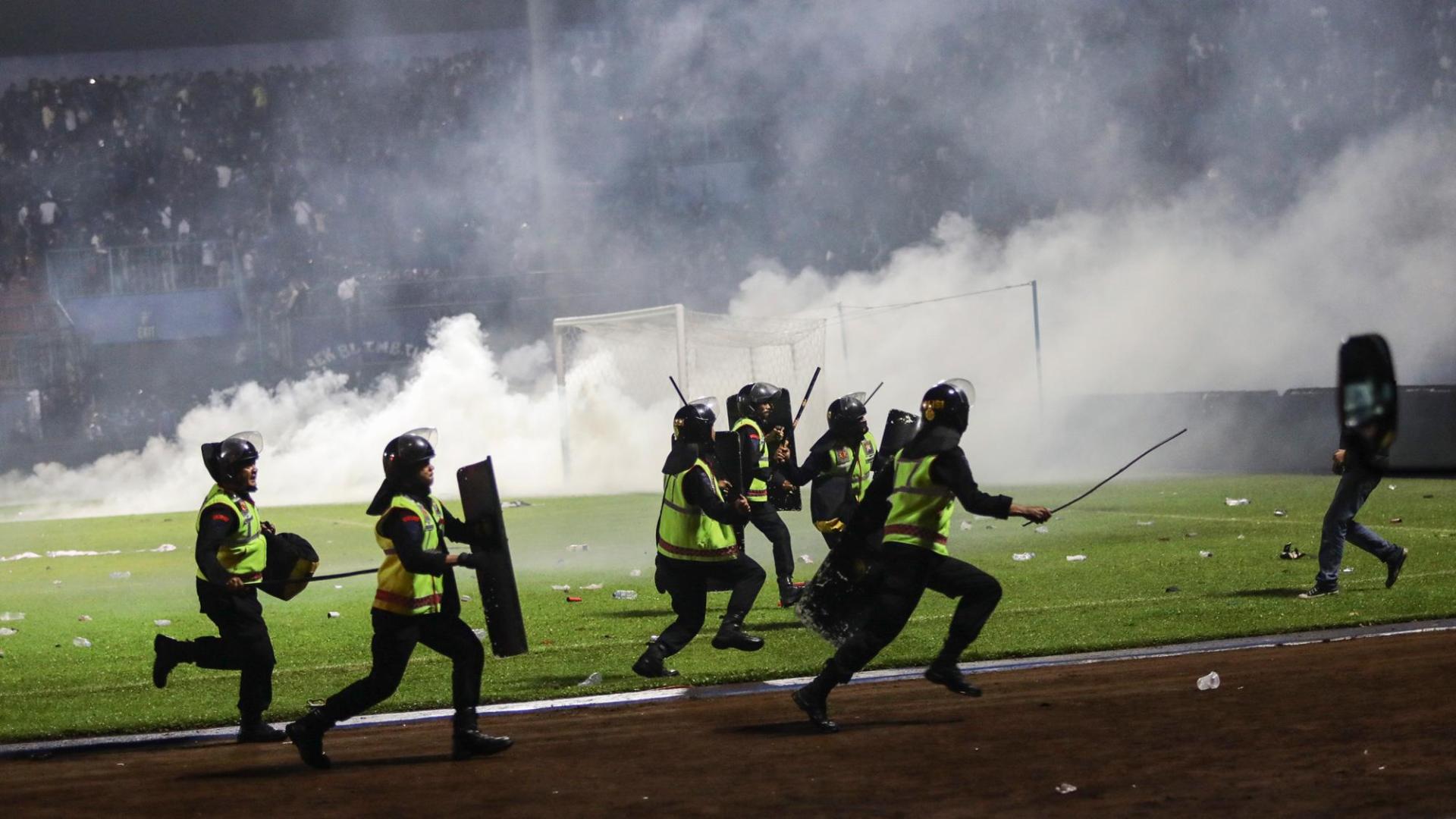 Policía, durante los incidentes tras un partido en la isla de Java