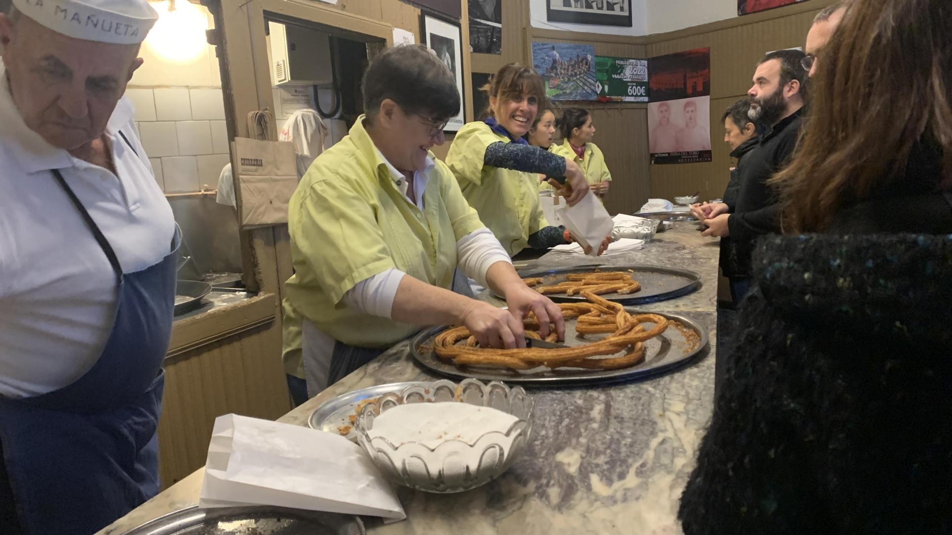 Gran actividad en el mostrador de la churrería La Mañueta
