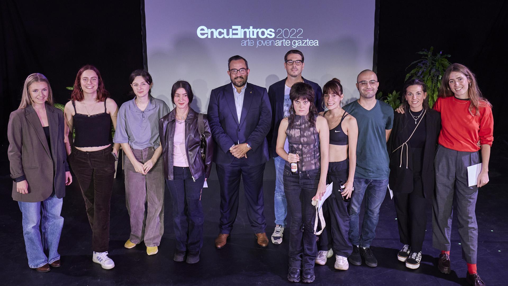 El vicepresidente y consejero de Presidencia, Igualdad, Función Pública e Interior, Javier Remírez, con las personas premiadas
