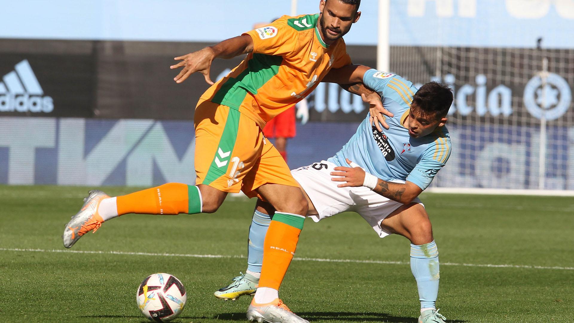 El jugador del Celta de Vigo Hugo Mayo pugna por un balón con el jugador del Real Betis William José, durante el partido de la jornada 7 de LaLiga Santander