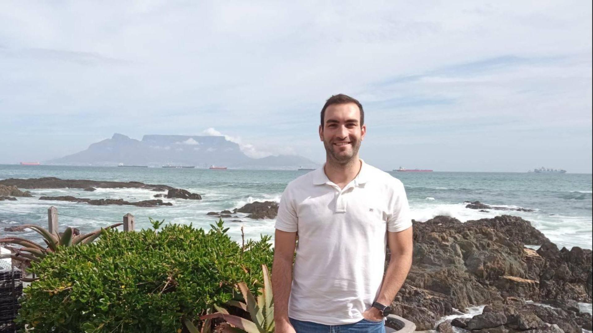Xabier Equísoain, es en el barrio de Table View de Ciudad del Cabo con Table Mountain al fondo