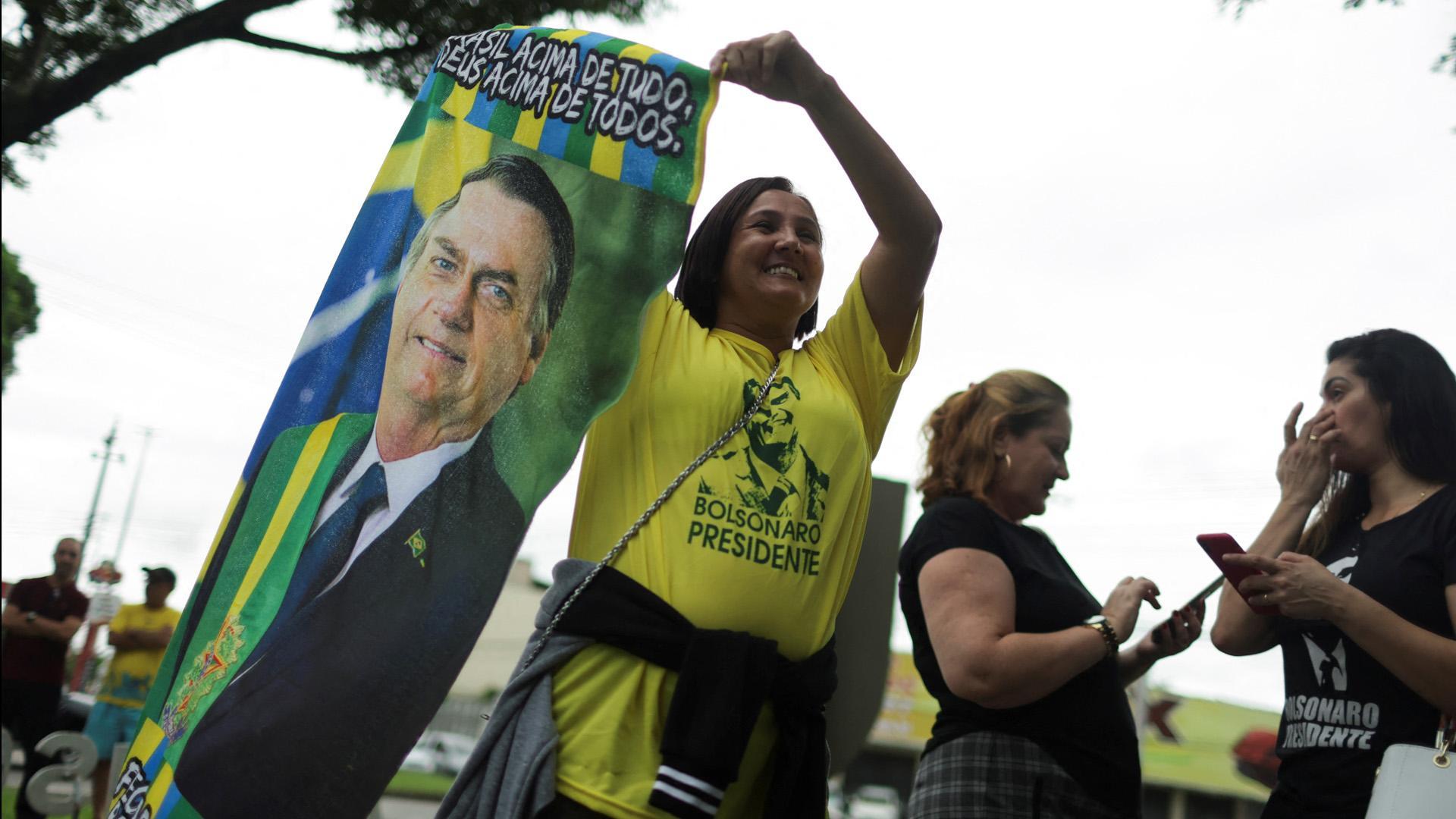 Una seguida de Bolsonaro muestra la imagen del candidato en el día de las votaciones