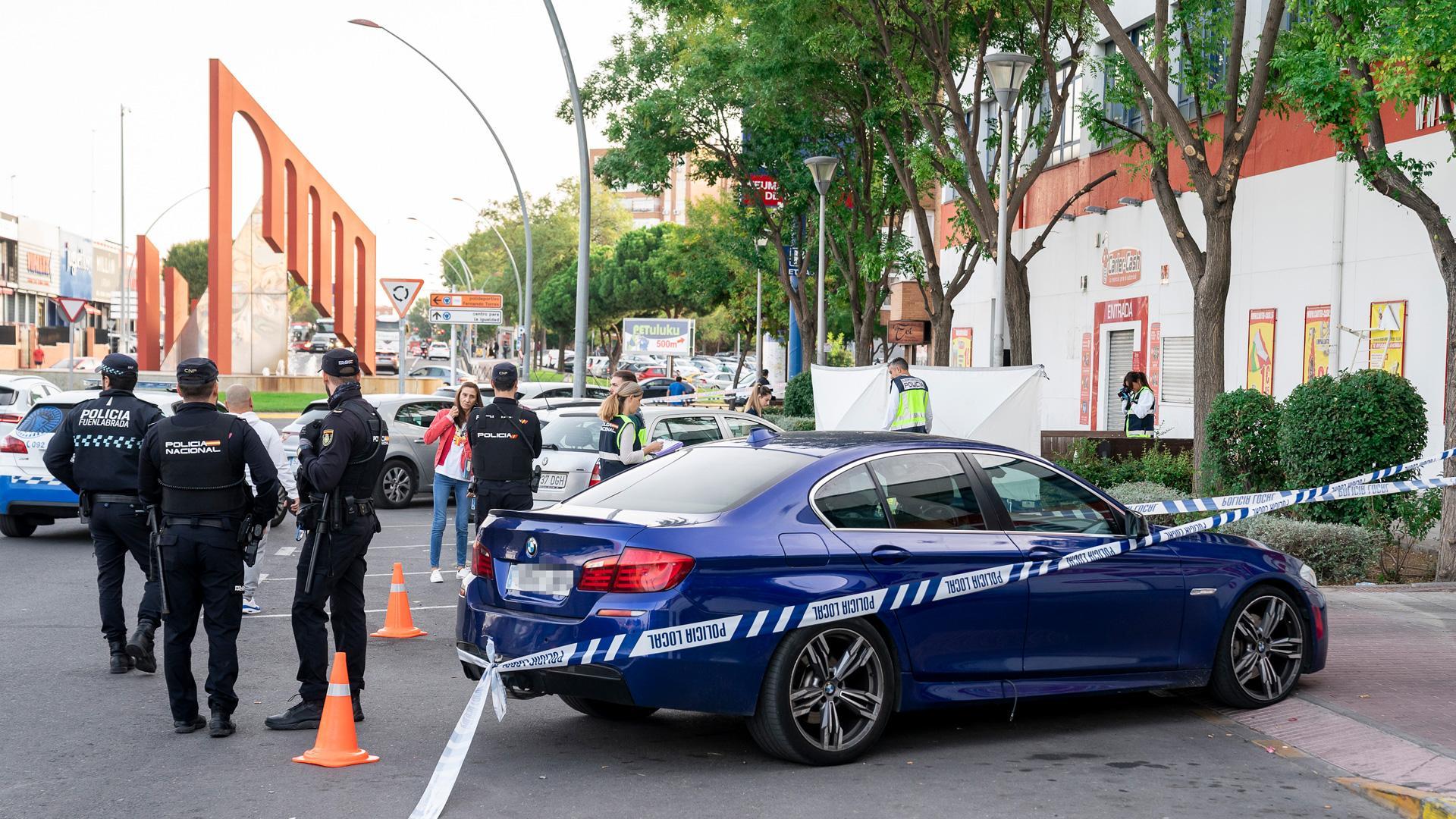 Agentes de la Policía Nacional en las inmediaciones de la discoteca 'Caña Brava' de Fuenlabrada en la que se ha producido un tiroteo en el que ha fallecido un joven de 21 años y tres personas han resultado heridas