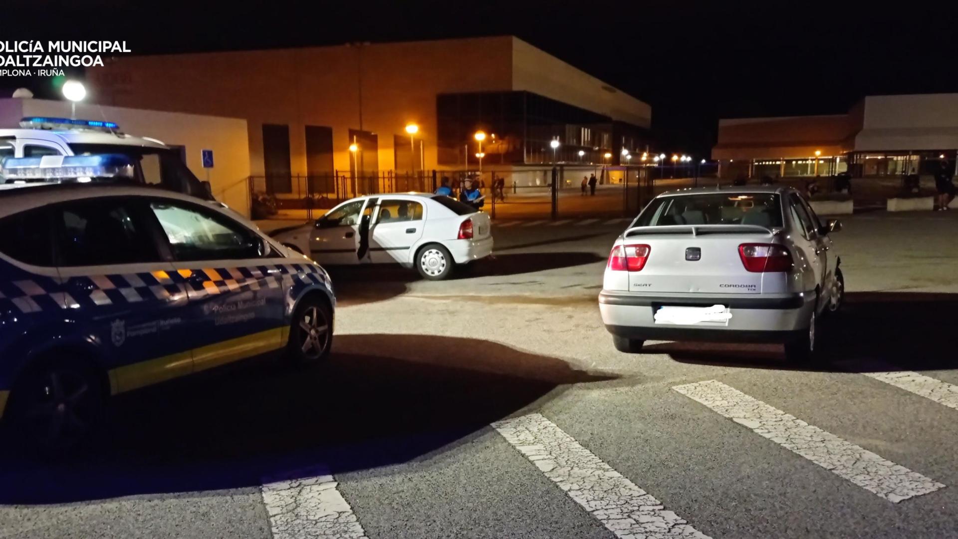 Intervención de la Policía Municipal de Pamplona en el aparcamiento de las instalaciones deportivas de la UPNA