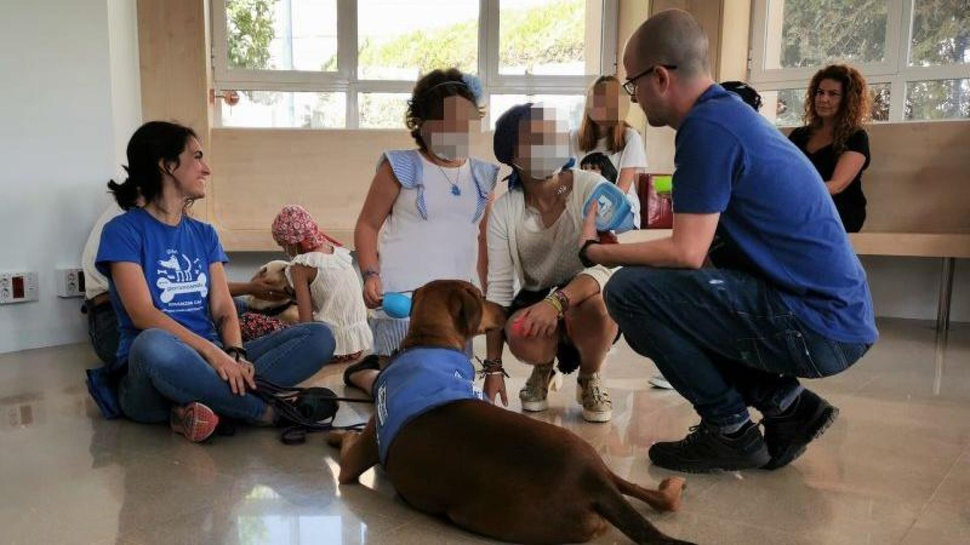 Miembros de la asociación Perruneando con un perro y niños en un hospital