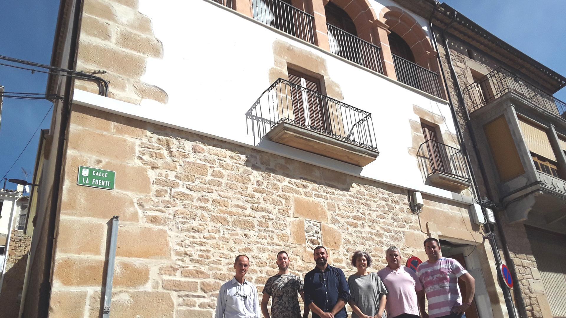 La consejera Esnaola, el alclade Moleón y representantes municipales junto al edificio que acoge en nuevo espacio cultural en Arróniz
