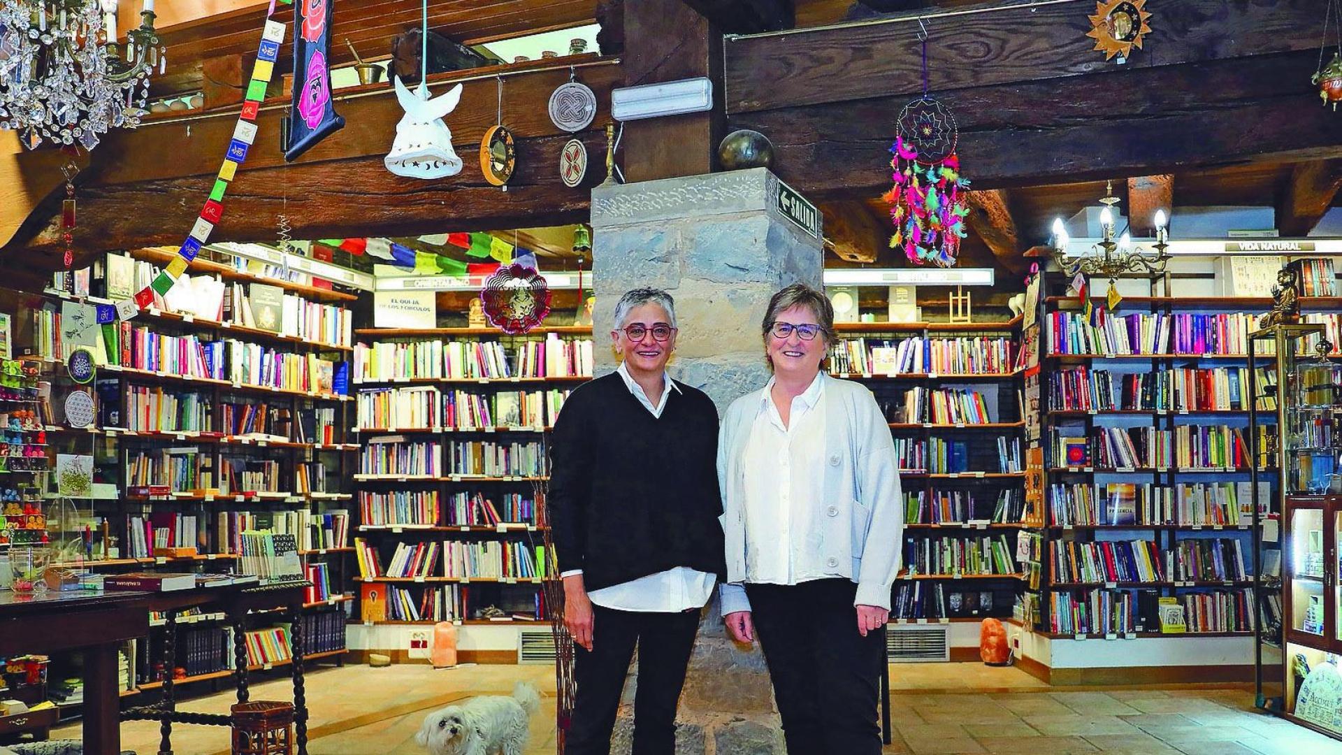 Las hermanas Ana (izda.) y Carmen Fernández Marcilla, en la librería Acuario. Se sitúan sobre las baldosas de la bodega del antiguo Bar Bilbao que el marido de Carmen rescató cuando compró el espacio y se trasladó de la calle Ansoleaga al actual número 13 de la calle Campana