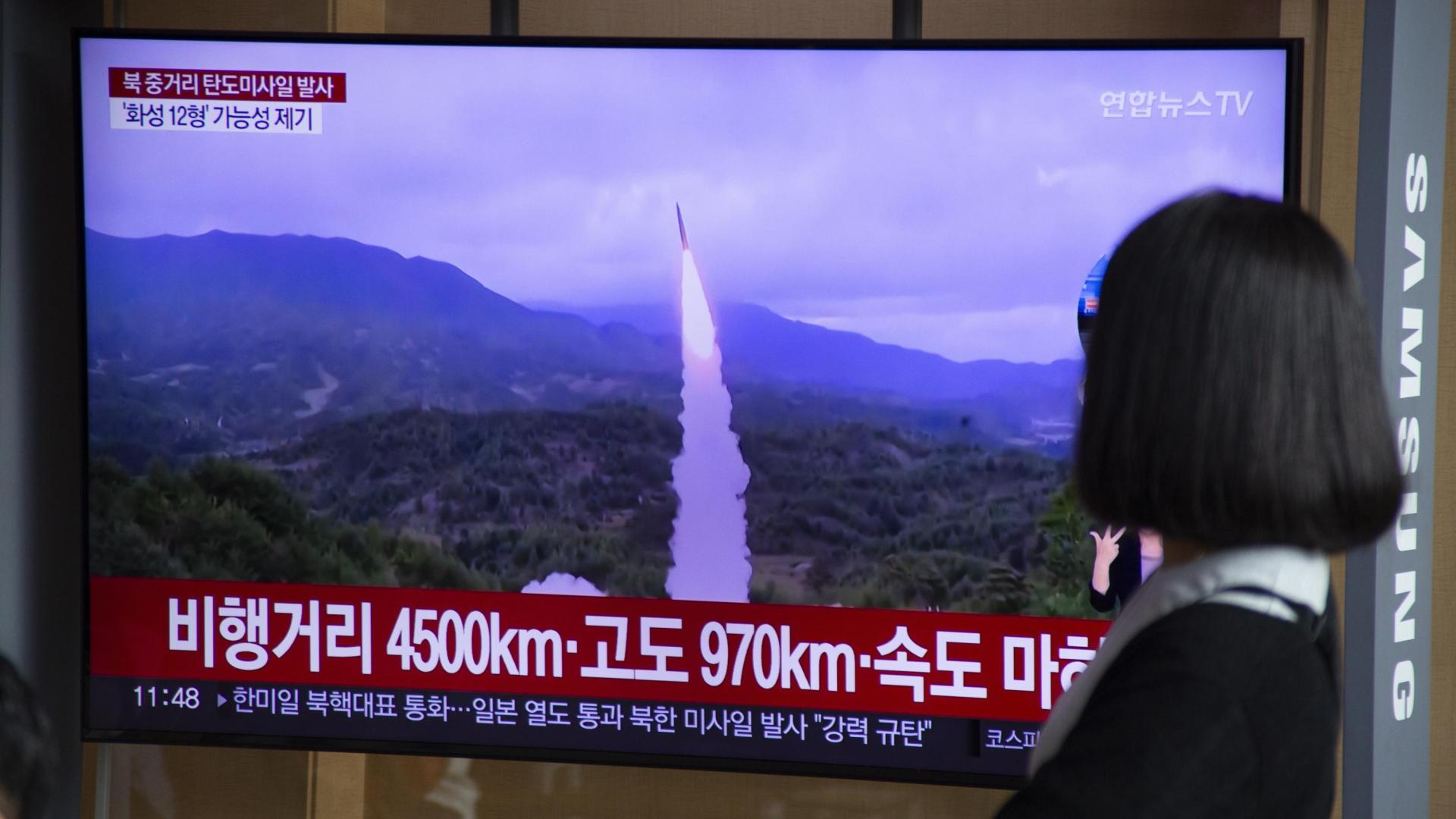 Una mujer observa el lanzamiento en una televisión en Seúl, en Corea del Sur