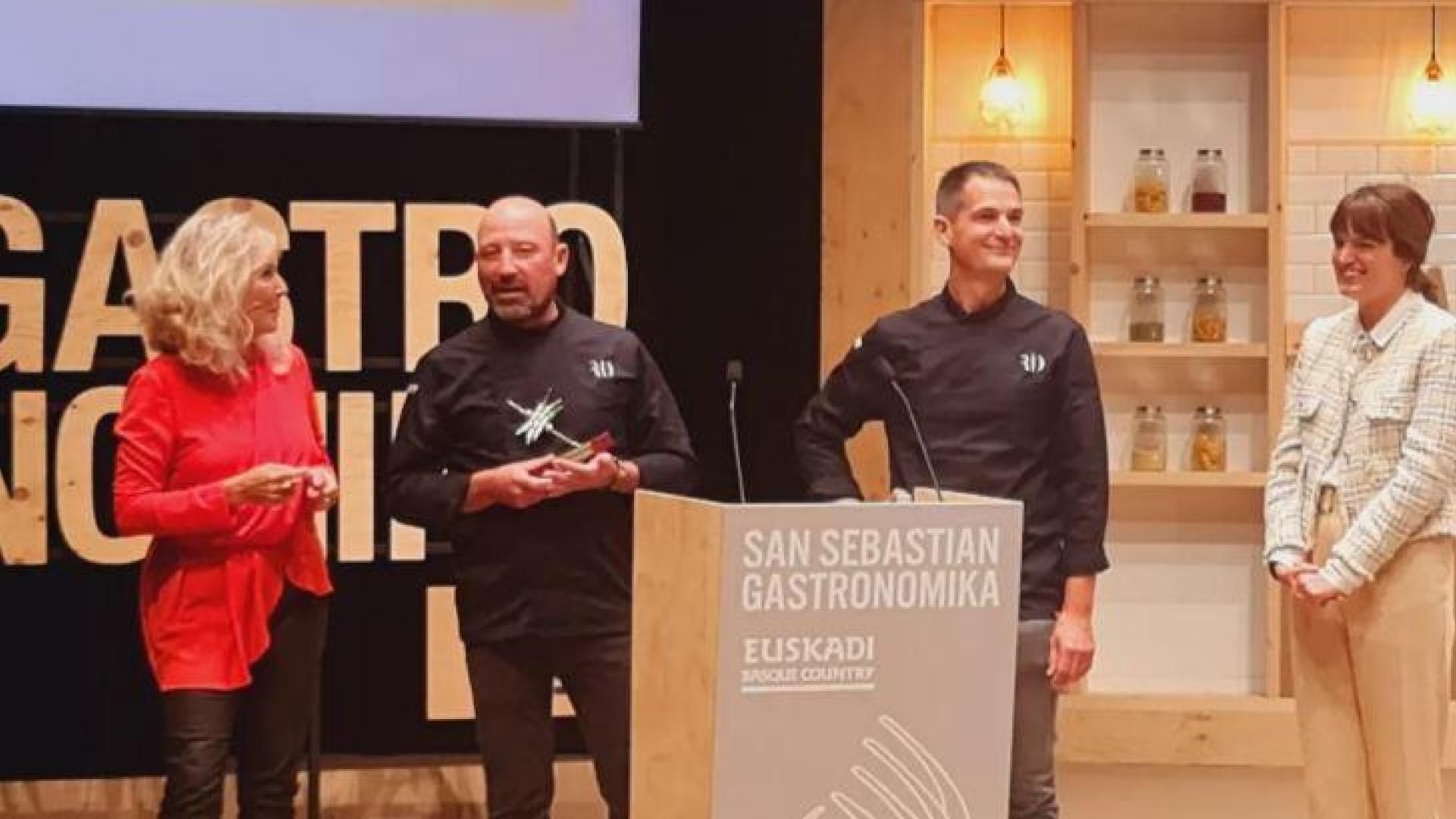 Entrega del premio al bar Río de Pamplona