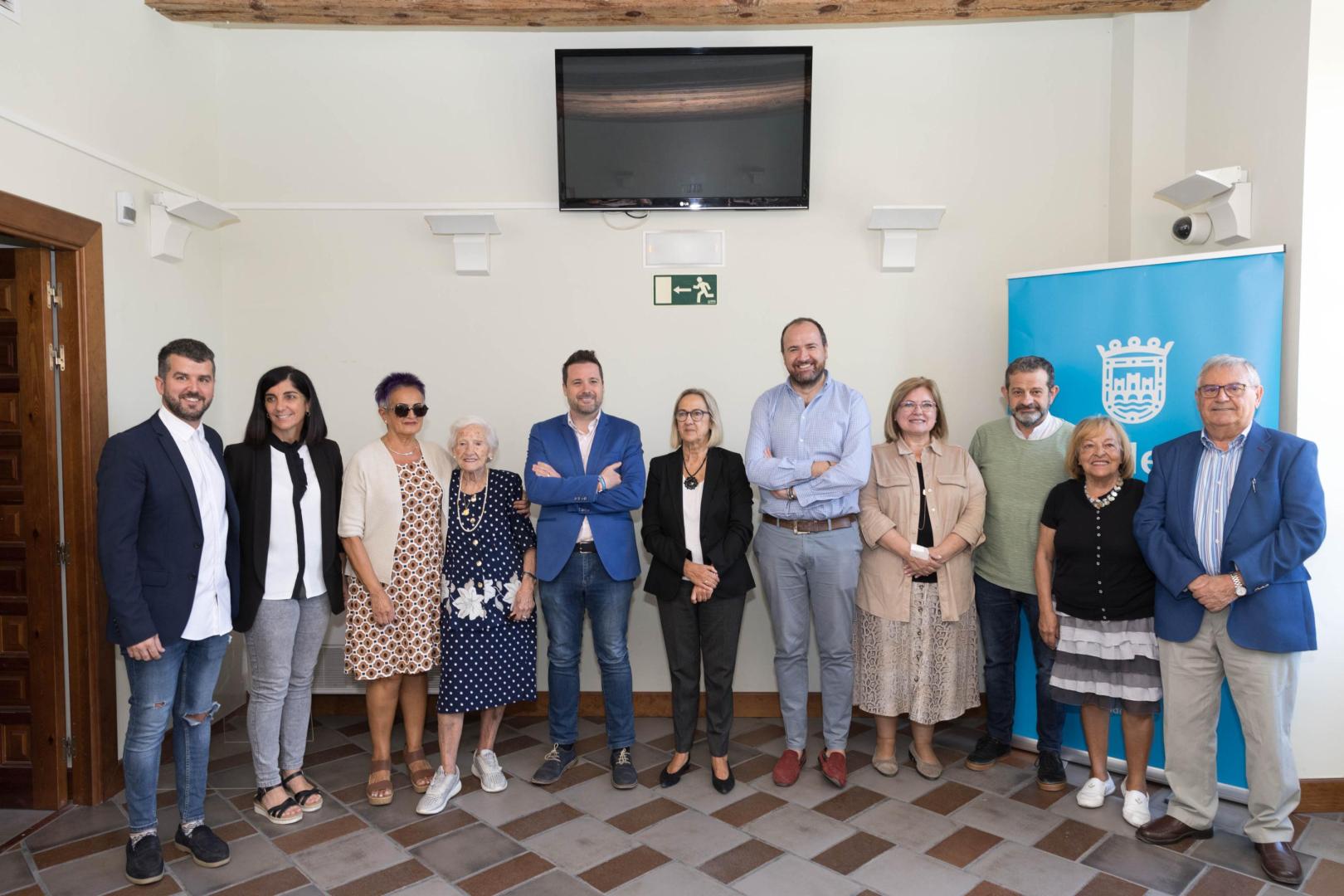 A: BLANCA ALDANONDO
F: 04/10/2022
P: DE IZDA. A DCHA.; JOAQUIM TORRENTS DELGADO, MERCHE AÑON MONTON, ESPERANZA RUBIO SALVATIERRA, PACA CRUZ DUCHA, ALEJANDRO TOQUERO GIL, ANICHU AGUERA ANGULO, ANGEL SANZ ALFARO, CRISTINA JIMENEZ BAJO (VOLUNTARIA), EMILIO RUIZ LOPEZ, SAGRARIO JIMENEZ PEREZ Y FELIPE TAJAFUERTE CORRAL
L: TUDELA
T: CELEBRACION DEL DIA INTERNACIONAL DE LAS PEERSONAS MAYORES