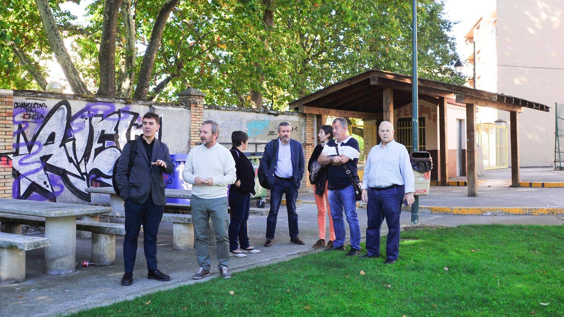 Un momento de la visita del consejero y los representantes municipales de Tafalla a la zona del Ereta donde estará el parque en 2023