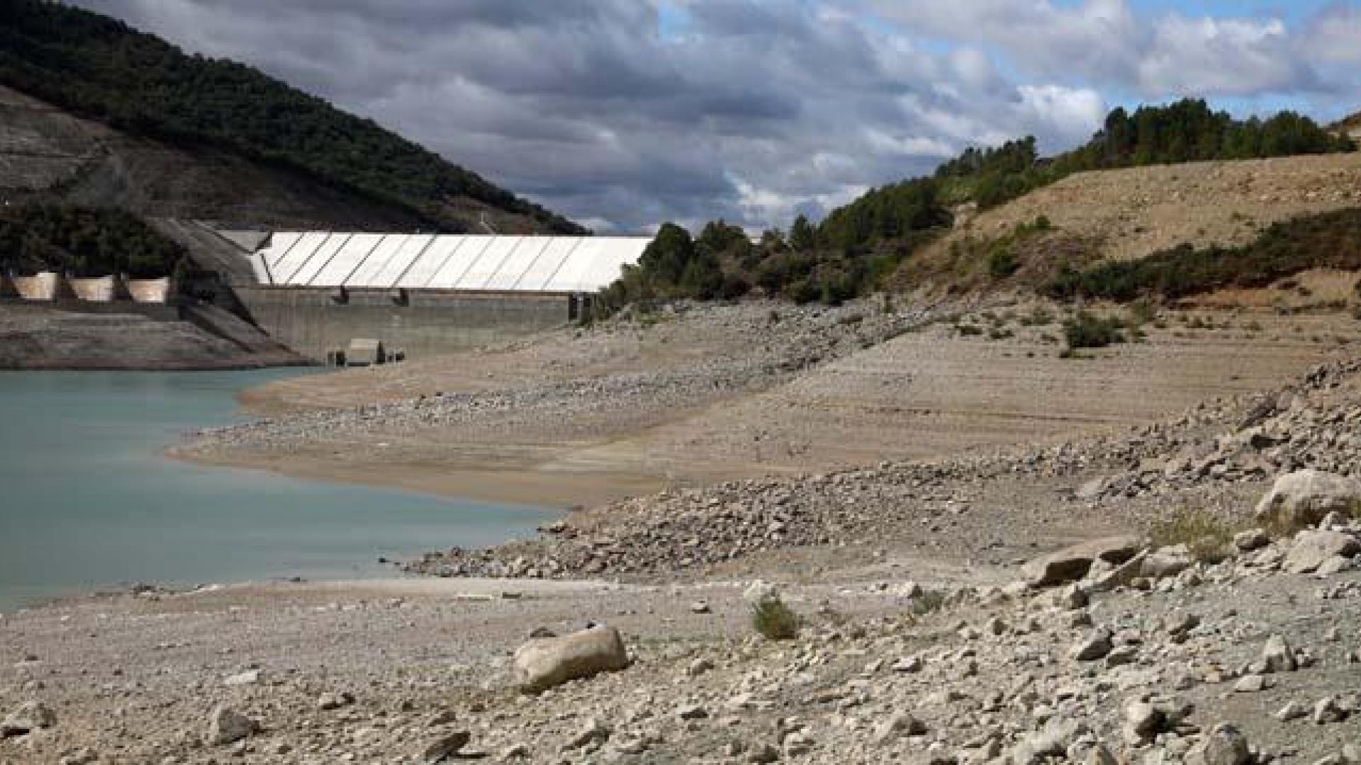 El estado del embalses navarros no mejora. En la imagen, vista de Yesa tomada el 30 de septiembre