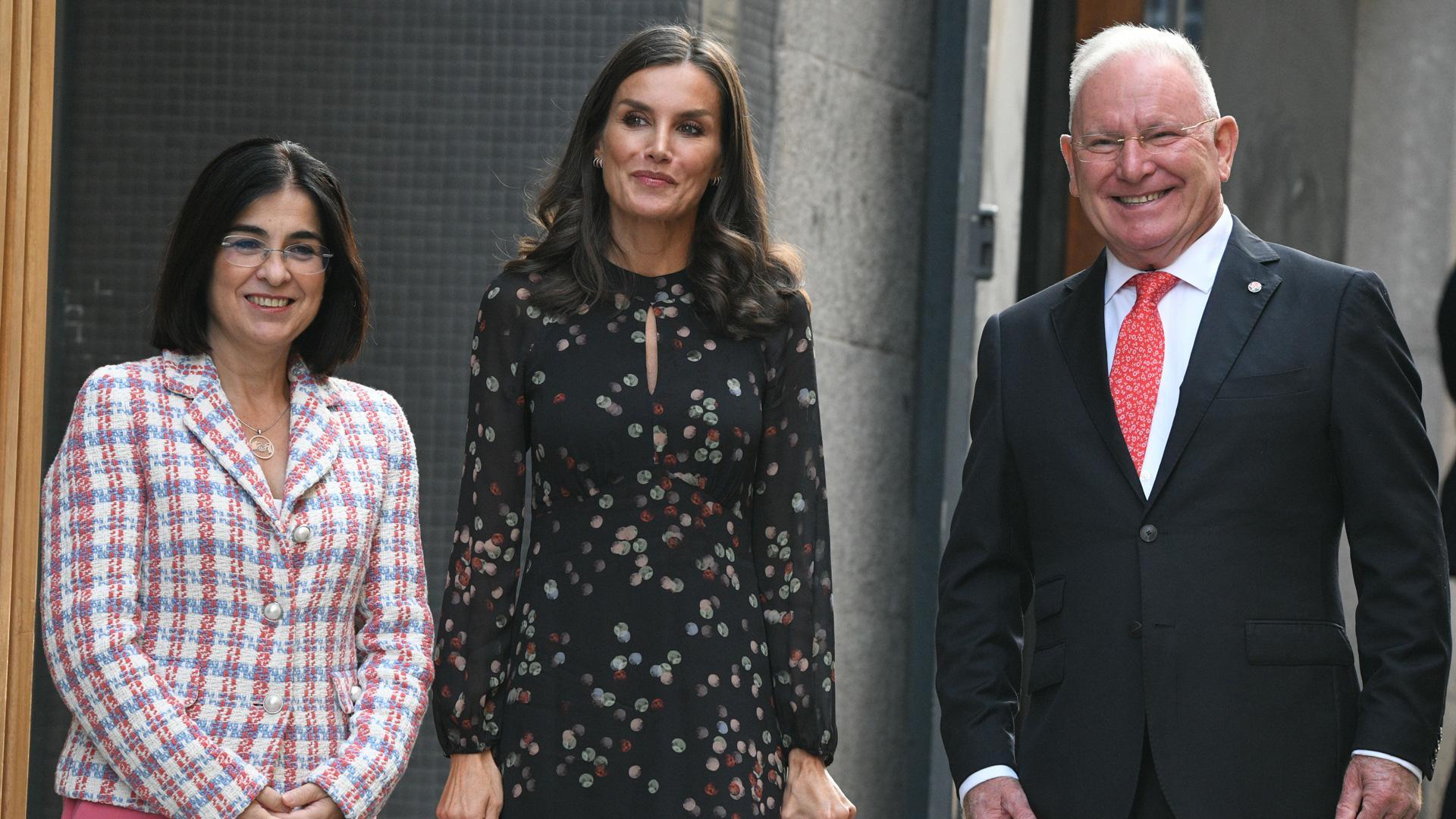 La reina Letizia junto a la ministra de Sanidad, Carolina Darias, a su llegada al acto institucional del 'Día Mundial de la Salud Mental 2022', este miércoles en Madrid