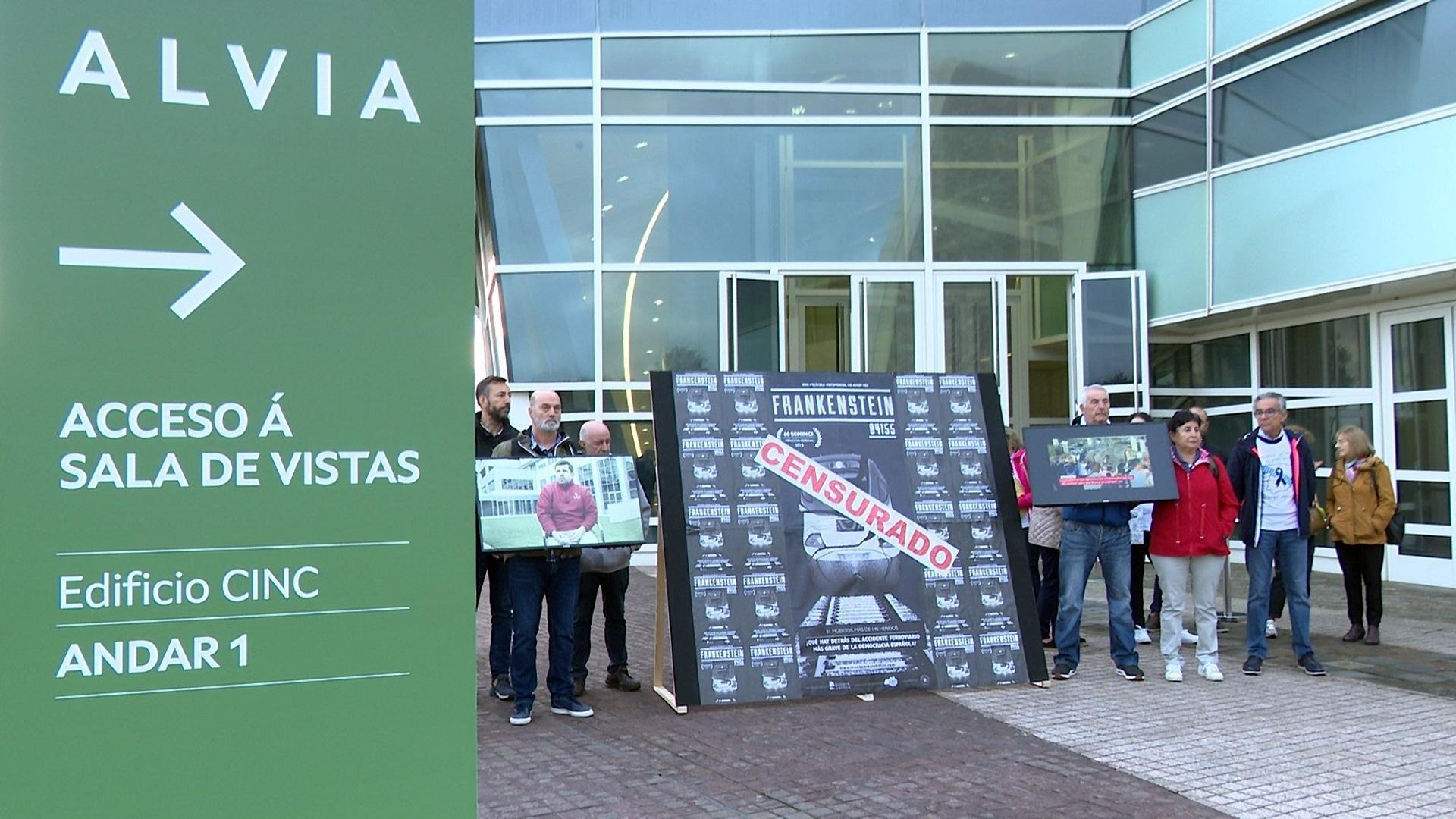 Concentración de víctimas del accidente del Alvia 04155, accidentado el 24 de julio de 2013, a las puertas de la Cidade da Cultura de Santiago de Compostela el día del comienzo del juicio