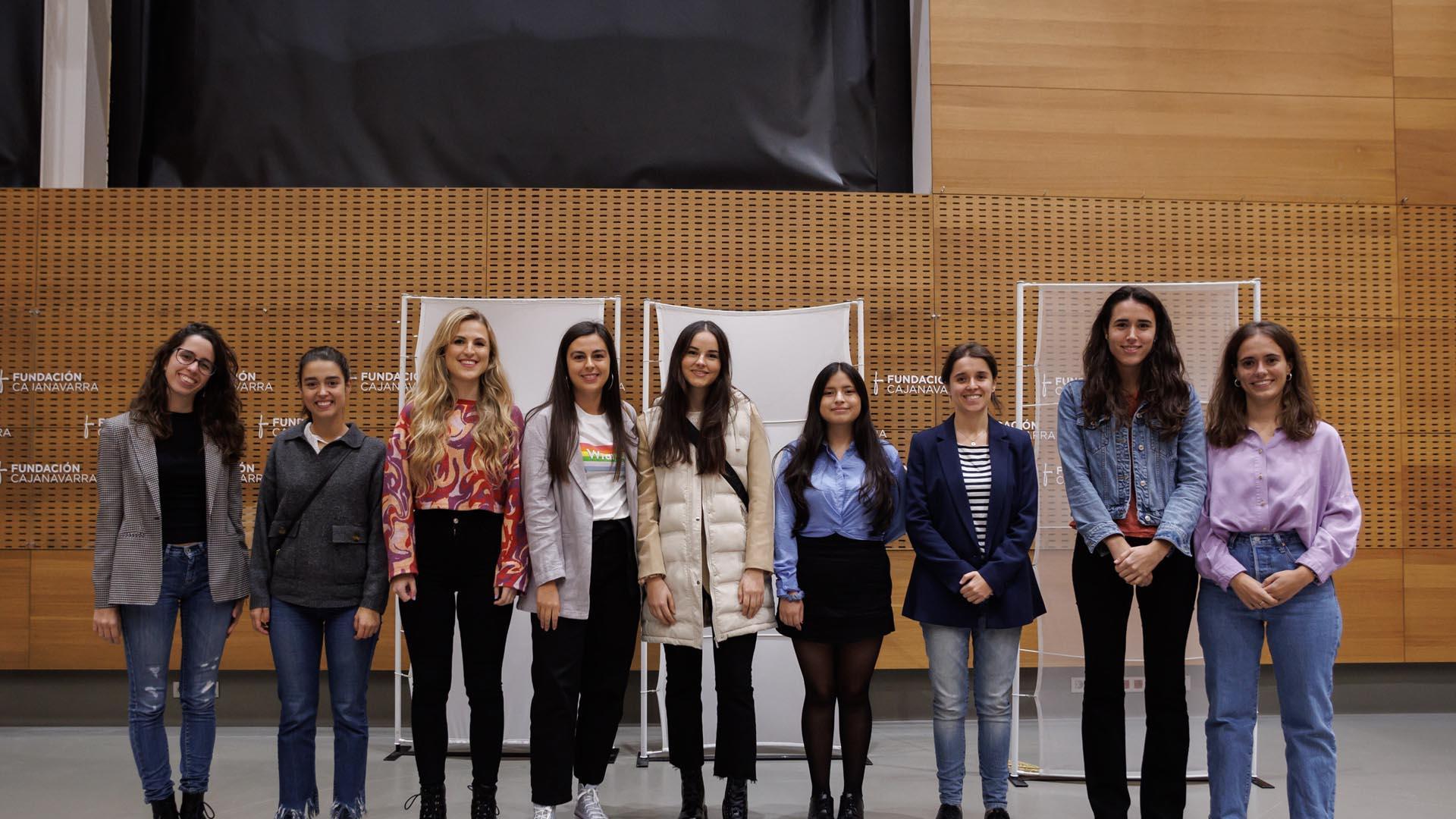 Las premiadas posan en el auditorio del Civican. De izq. a dcha.: Judit Otazu (2.º premio en grado), Nerea Ariz (1.º premio en máster), Nerea Arriazu (2.º premio en máster) y Evelyn Vanegas (1.º premio en grado)