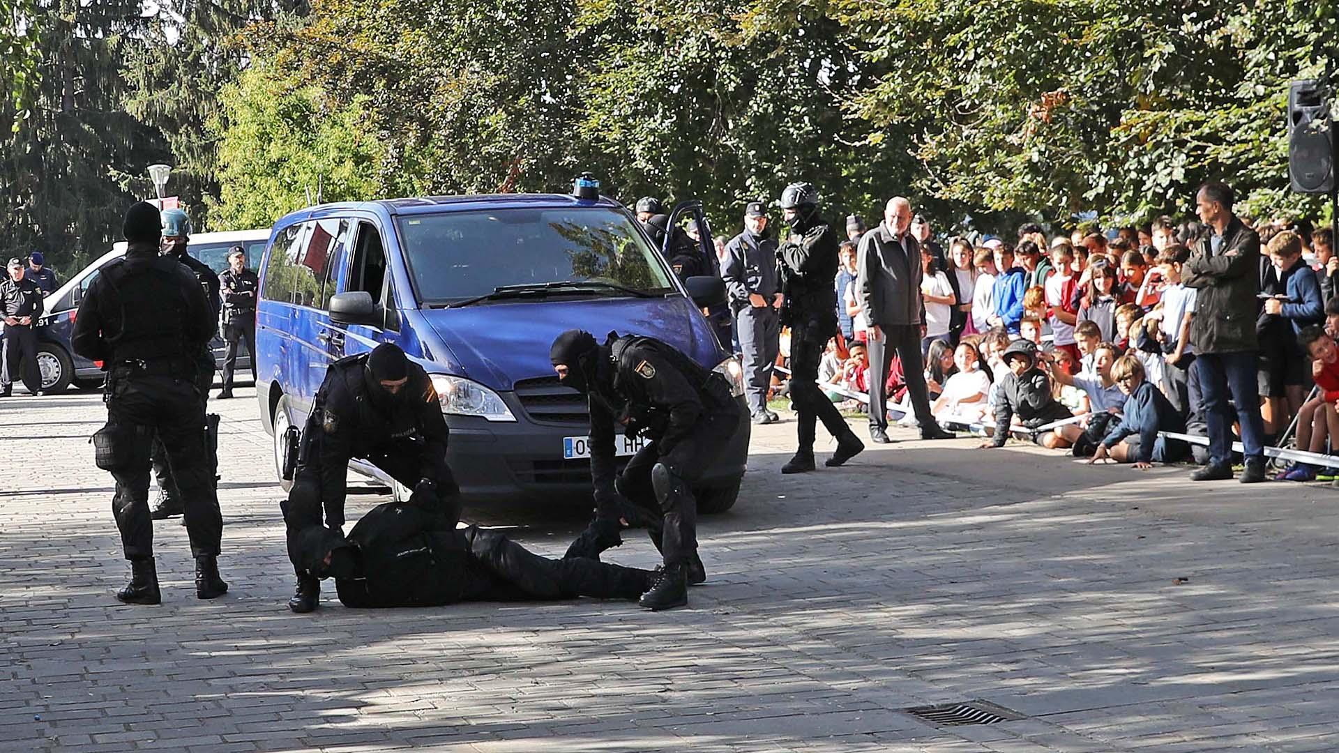 Vídeo con la detención de delincuentes en un coche