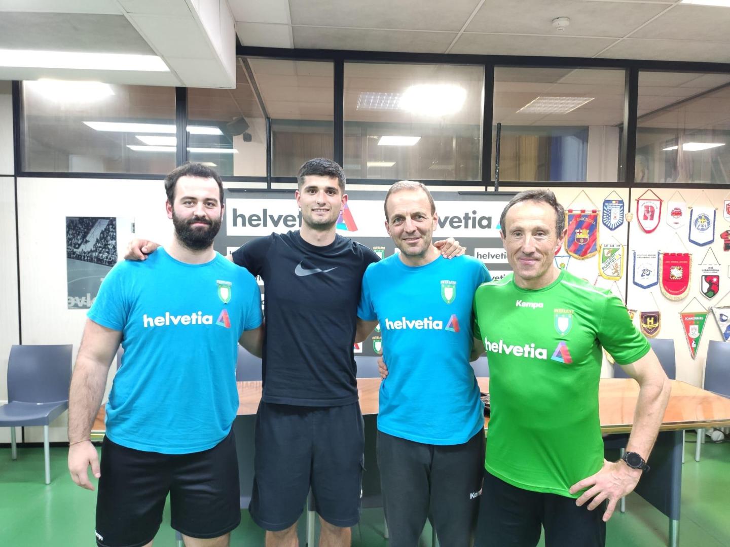 Pablo Galech, Quique Domínguez y Javier Angulo, técnicos del Helvetia, con Asier Martínez