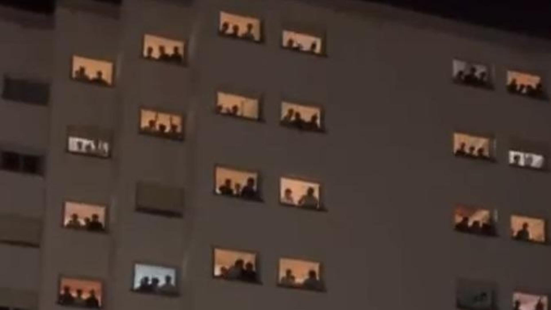 Un fragmento del vídeo viral en el que se ve a los alumnos de un colegio mayor de Madrid gritando "ninfómanas" y "putas" desde las ventanas a sus vecinas del colegio mayor de enfrente