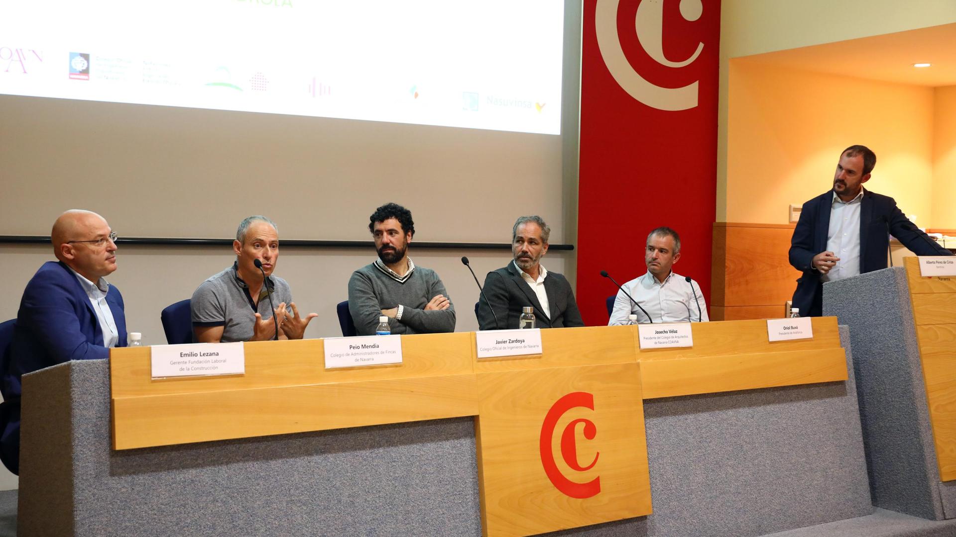 Asistentes a la jornada de la Cámara de Comercio sobre rehabilitación. De izquierda a derecha: Emilio Lezana (Fundación Laboral de la Construcción), Peio Mendía (Colegio de Administradores de Fincas de Navarra), Javier Zardoya (Agencia Energética Municipal de Pamplona), Josecho Vélaz (Colegio Arquitectos Vasco-Navarro), Oriol Buxó, (Asociación empresarial de instaladores de fontanería, gas, calefacción y climatización) y Alberto Pérea de Ciriza, (responsable del negocio comercial de Iberdrola en Navarra ). 	firma