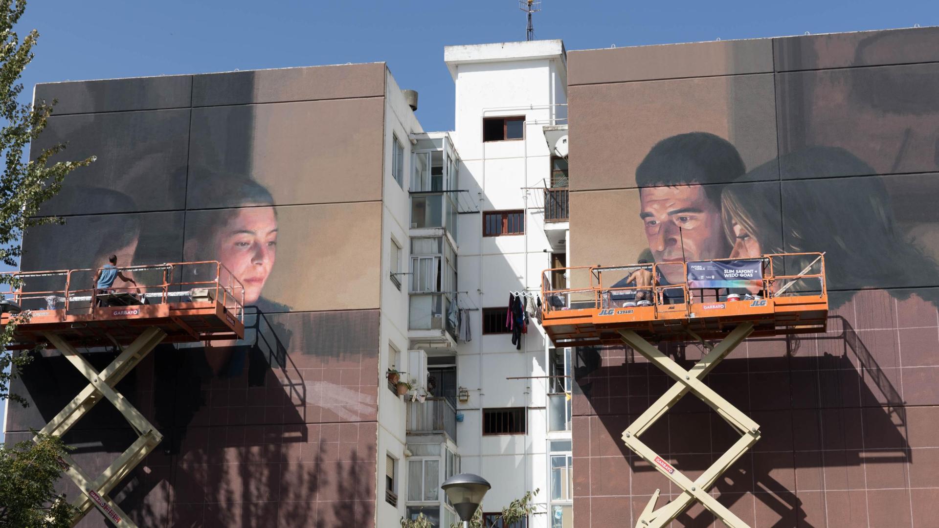 Imagen del mural que están realizando los artistas Slim Safont y Wedo Goas en el bloque de pisos ubicado en el número 27 de la calle Virgen de la Cabeza.