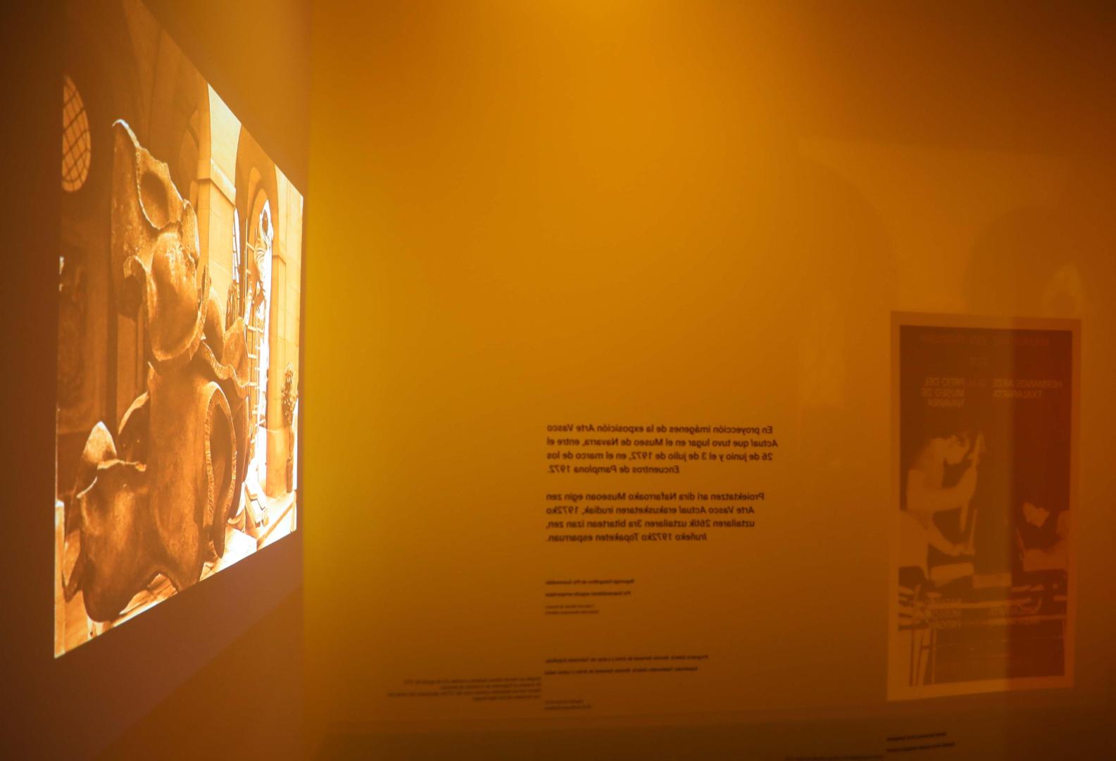Proyección de una de las imágenes que Pío Guerendiáin tomó de la 'Muestra de Arte Vasco Actual'