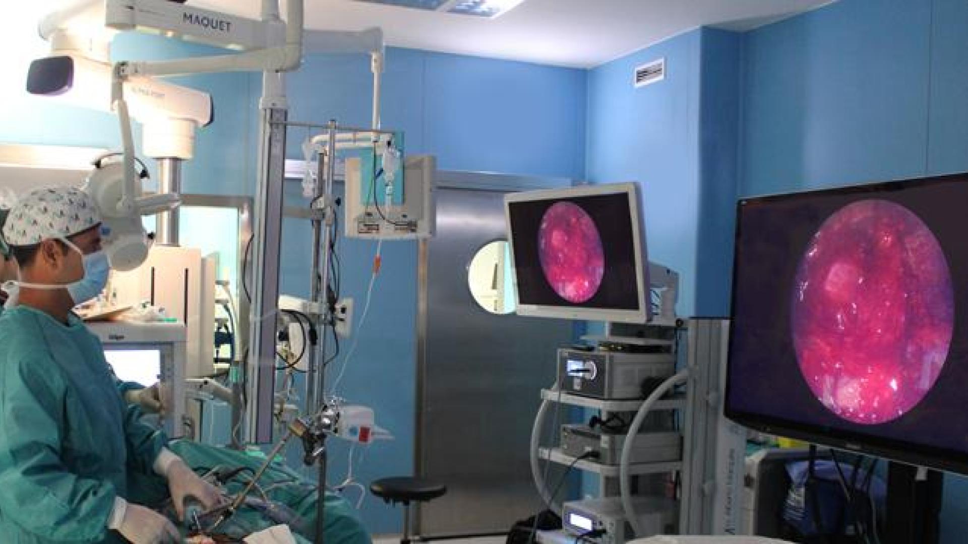 El doctor Alberto Marqués, en quirófano con la pantalla de grandes dimensiones que combina la tecnología 3D y 4K