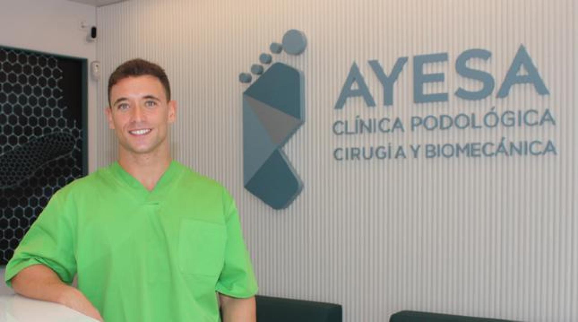 Javier Ayesa, en la recepción de la Clínica Podológica Ayesa
