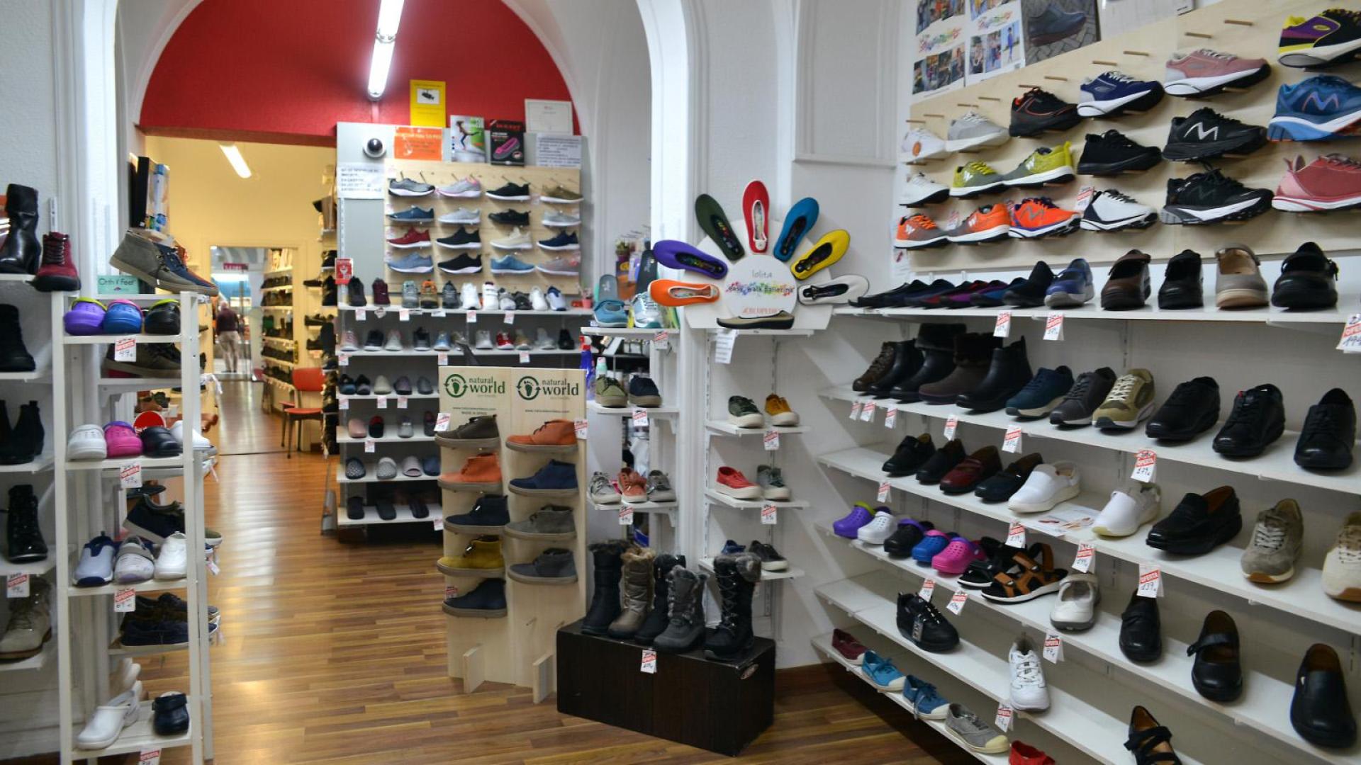 Interior de la tienda Ibili, especialista en calzado saludable