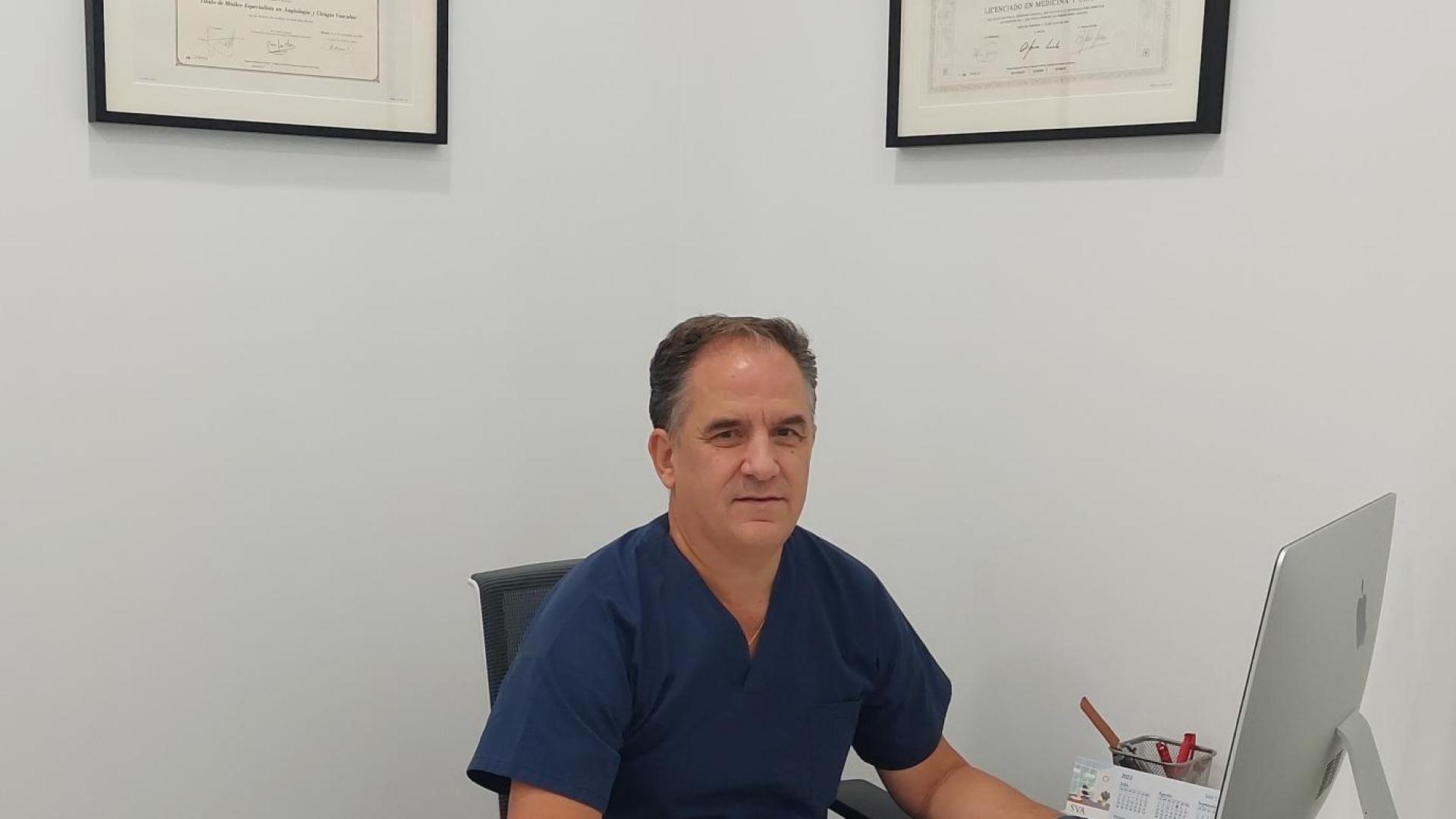 El Dr. Leopoldo Fernández, especialista en tratamiento de varices, en su consulta
