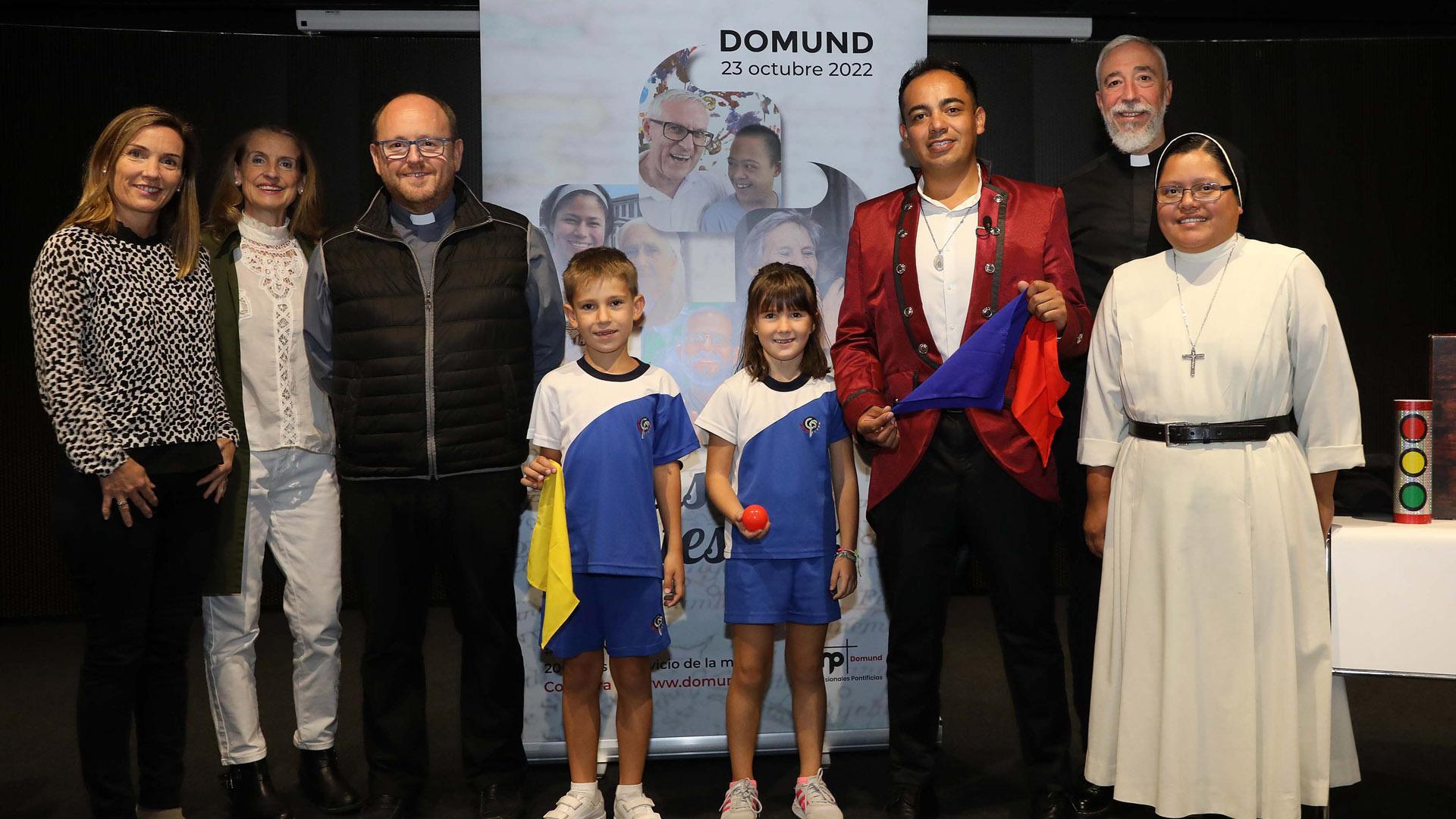 Desde la izda.: Elena Fernández, directora del colegio San Cernin; Guadalupe Miral, responsable del área de Religión del centro; Óscar Azcona, delegado de misiones del Arzobispado; los niños Asier Pastor y Adriana Moneo, alumnos de 3º de Primaria; el mago mexicano Kyrio; Jairo Díaz, capellán de San Cernin y la hermana Ángela, de la comunidad de las Esclavas Misioneras de Jesús