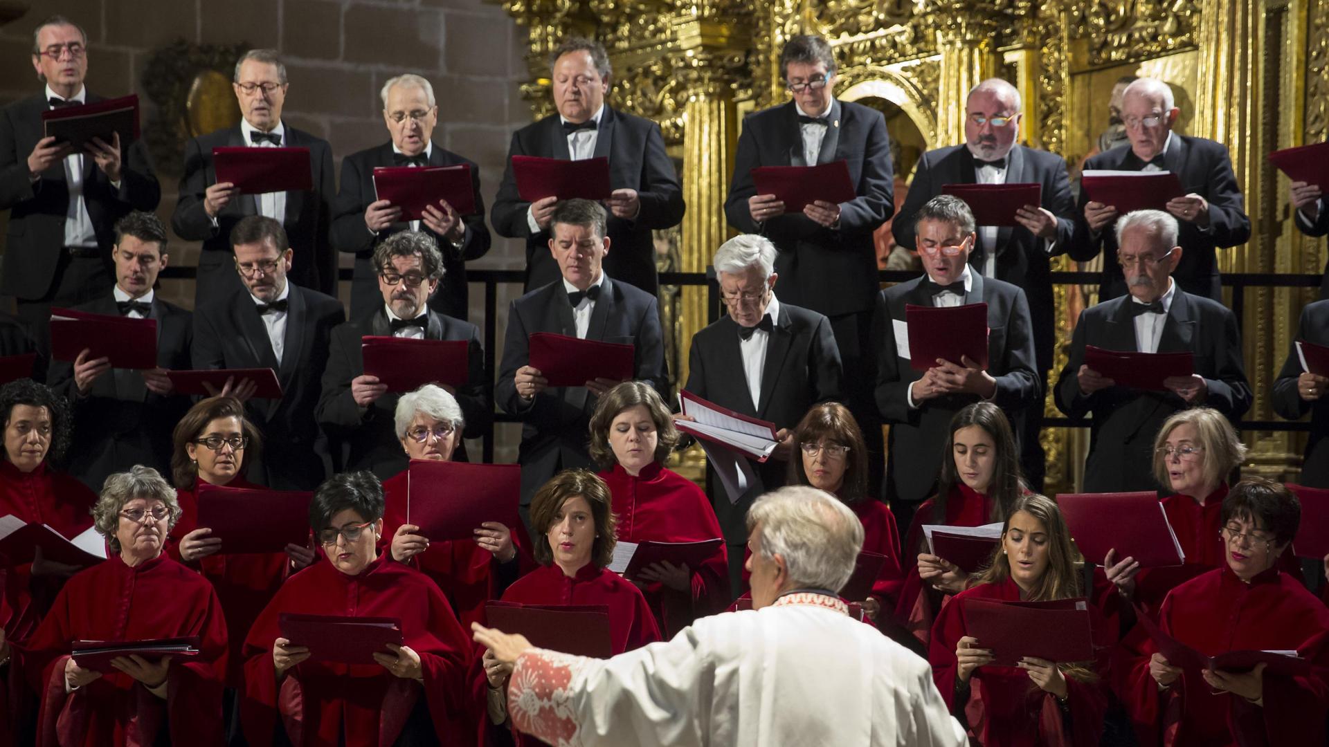 Aurelio Sagaseta dirige a la Capilla de Música de la catedral de Pamplona.