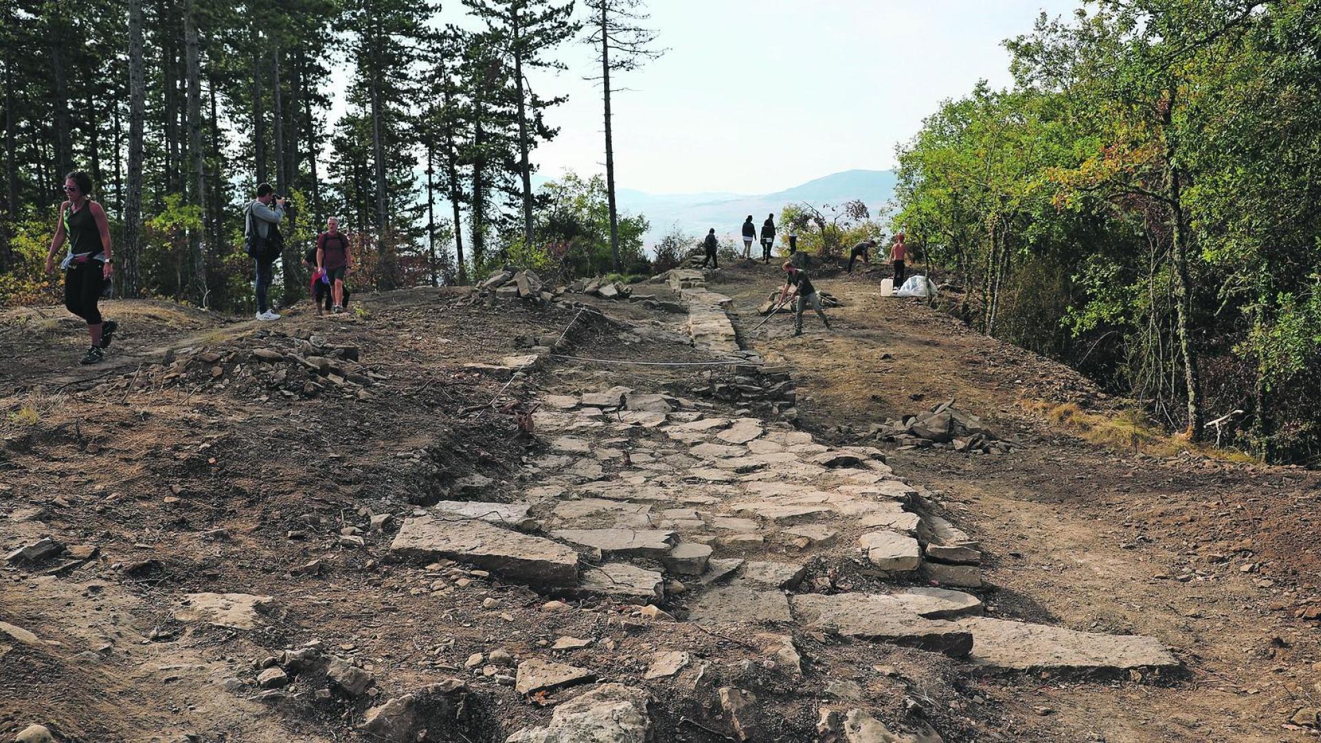 Aspecto de la excavación, en una de tránsito para caminantes y ciclistas que suben a San Cristóbal-Ezkaba