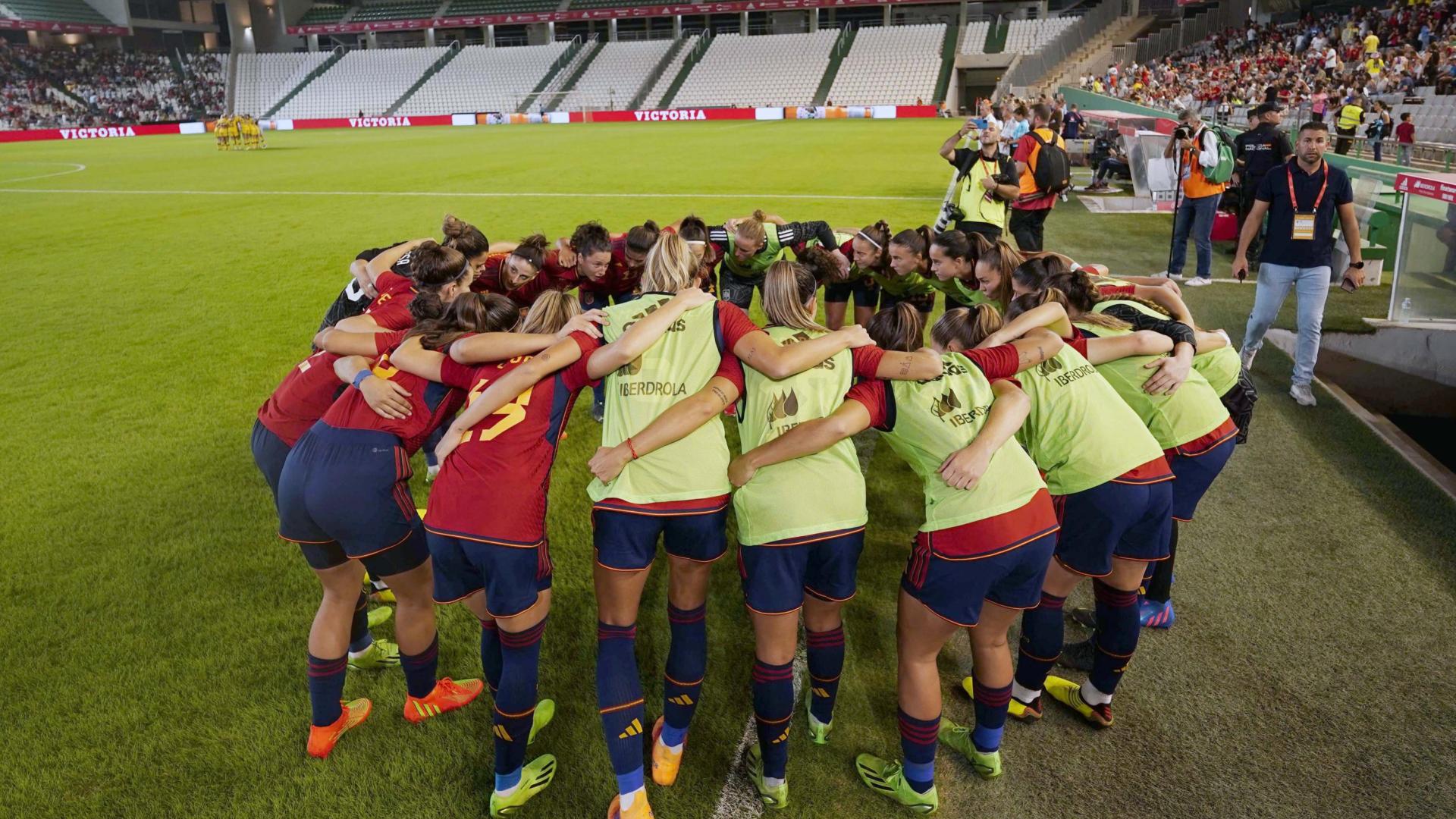 Las jugadoras de la selección española antes del inicio del encuentro amistoso que han disputado hoy viernes frente a Suecia en el estadio municipal del Arcangel, en Córdoba