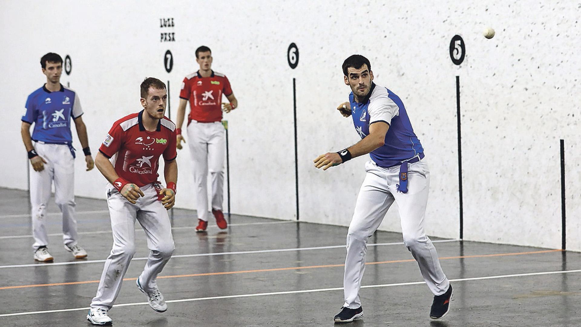 Ezkurdia golpea en presencia de Laso durante el partido de este viernes en el Atarrabia