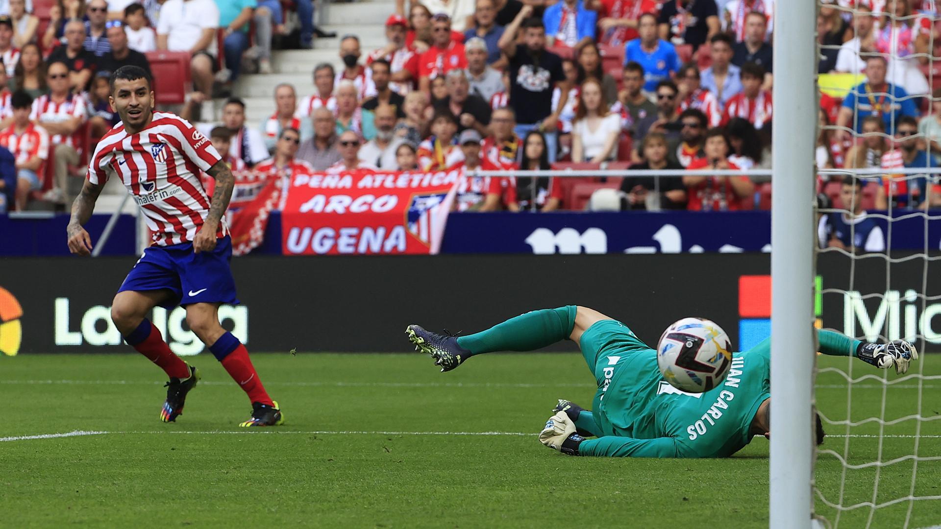 Ángel Correa bate a Juan Carlos tras el error del meta que aprovechó el delantero colchonera. Era el 2-0.