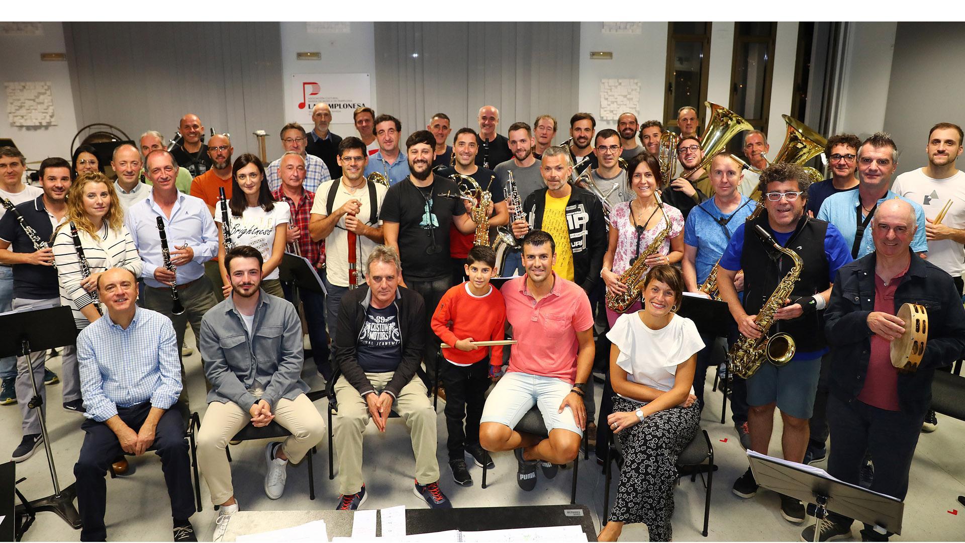 Los músicos de La Pamplonesa con (sentados de izda. a dcha.) Vicent Egea; Javier Erro; Rafa Fernández, músico de la banda y profesor de percusión de Asier Arbeloa, de 10 años, junto a su padre, Óscar Arbeloa, y Nekane Solana