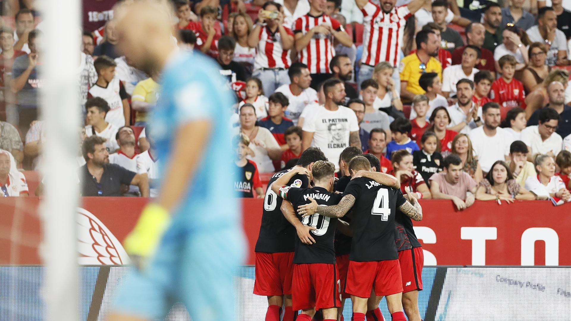 Dmitrovic, meta del Sevilla (en primer término) cabizbajo tras emcajar el tanto del Athñetic Club que ponía el 1-1 en el marcador