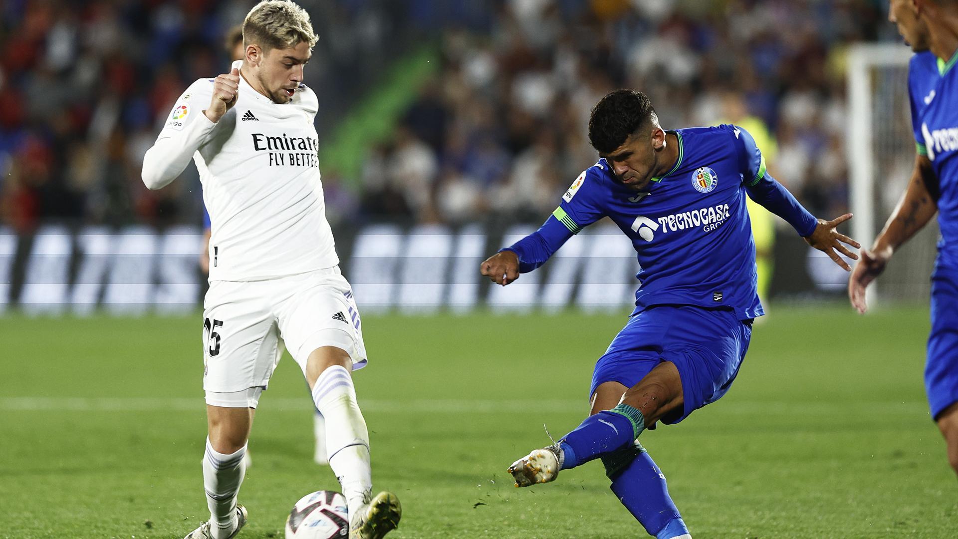 Fede Valverde trata de tapar el disparo de Carles Aleñá durante el encuentro