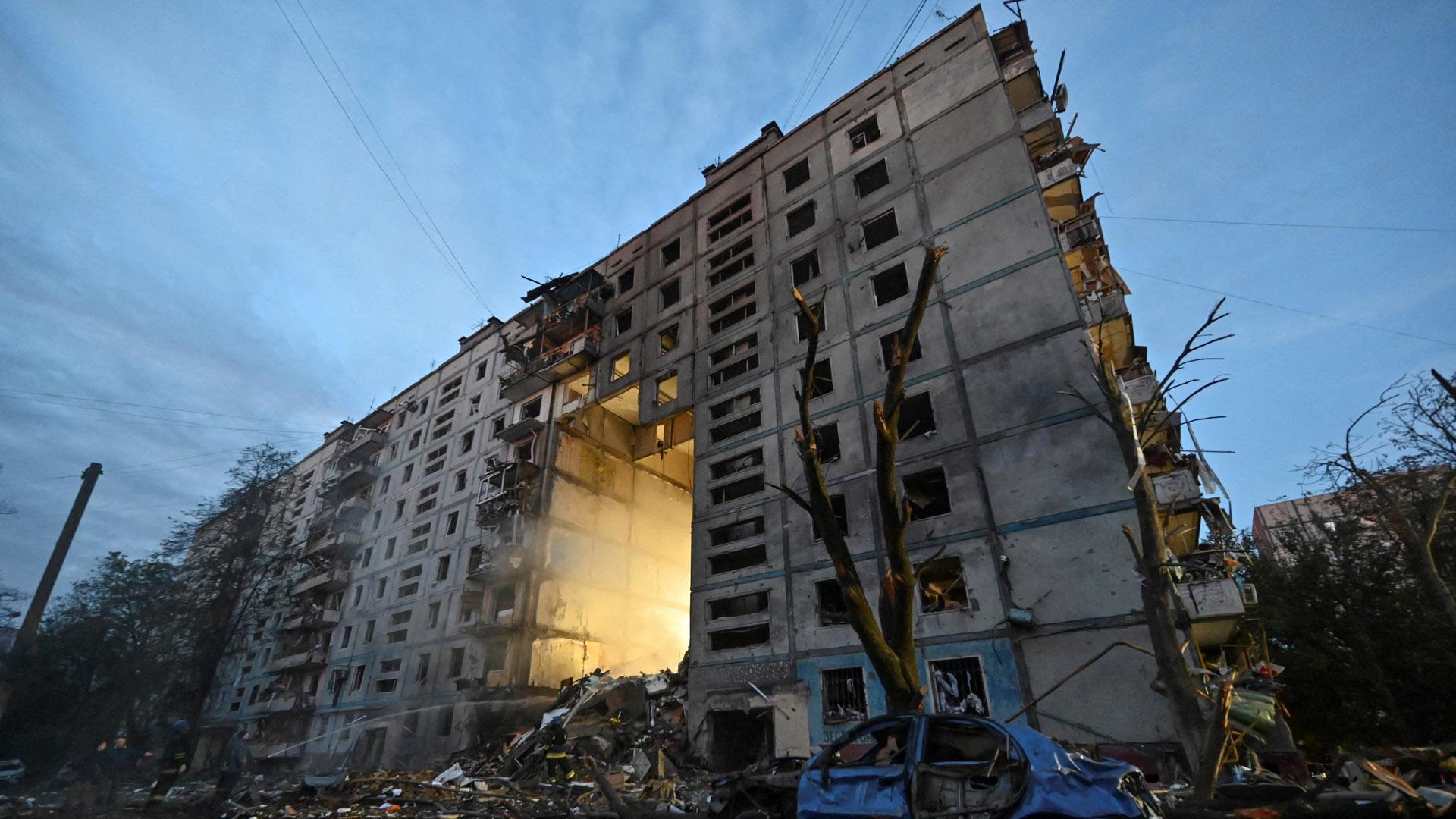 Vista de un edificio afectado por los bombardeos en Zaporiyia