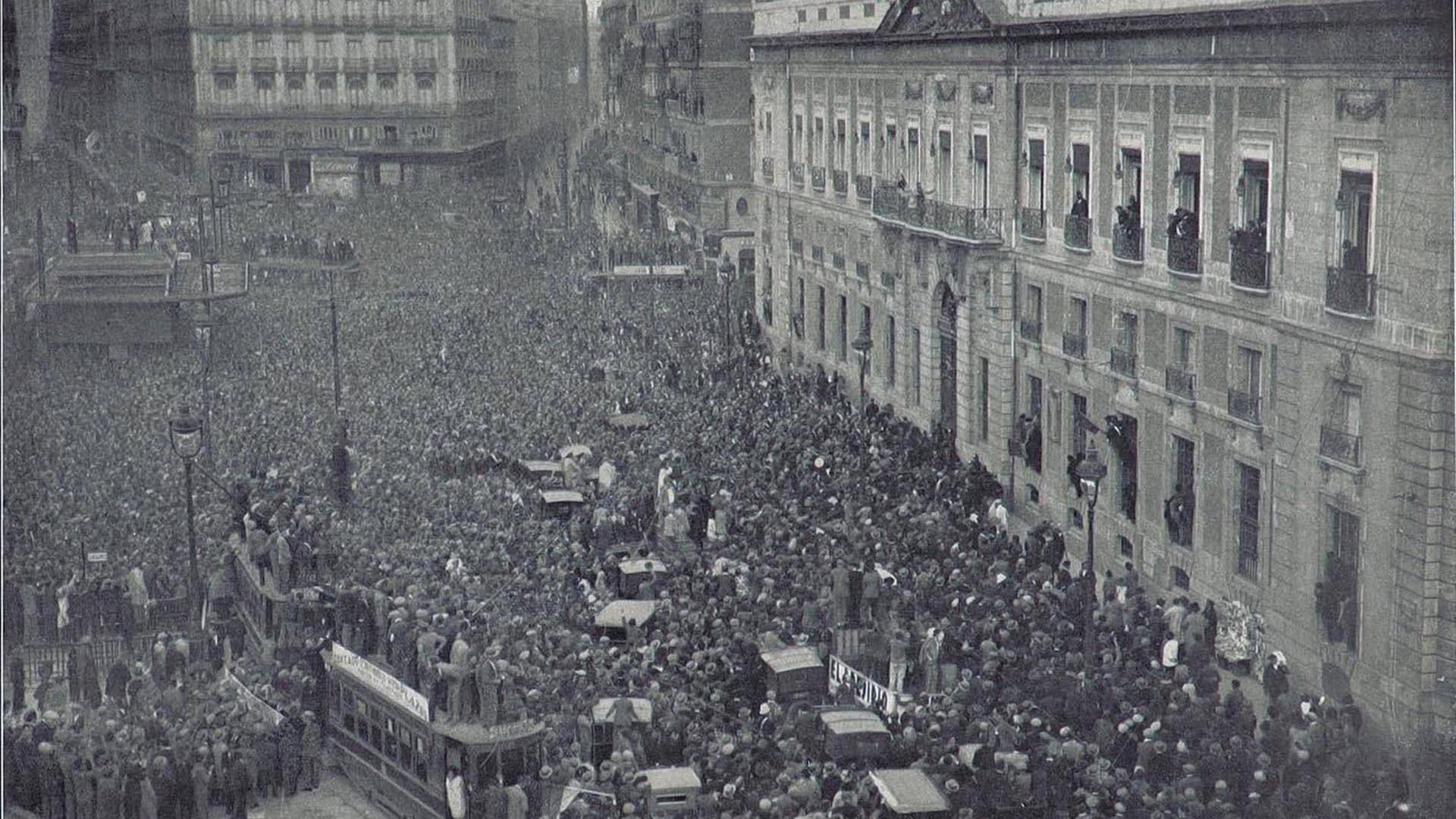 Imagen de la proclamación de la II República Española en la Puerta del Sol de Madrid