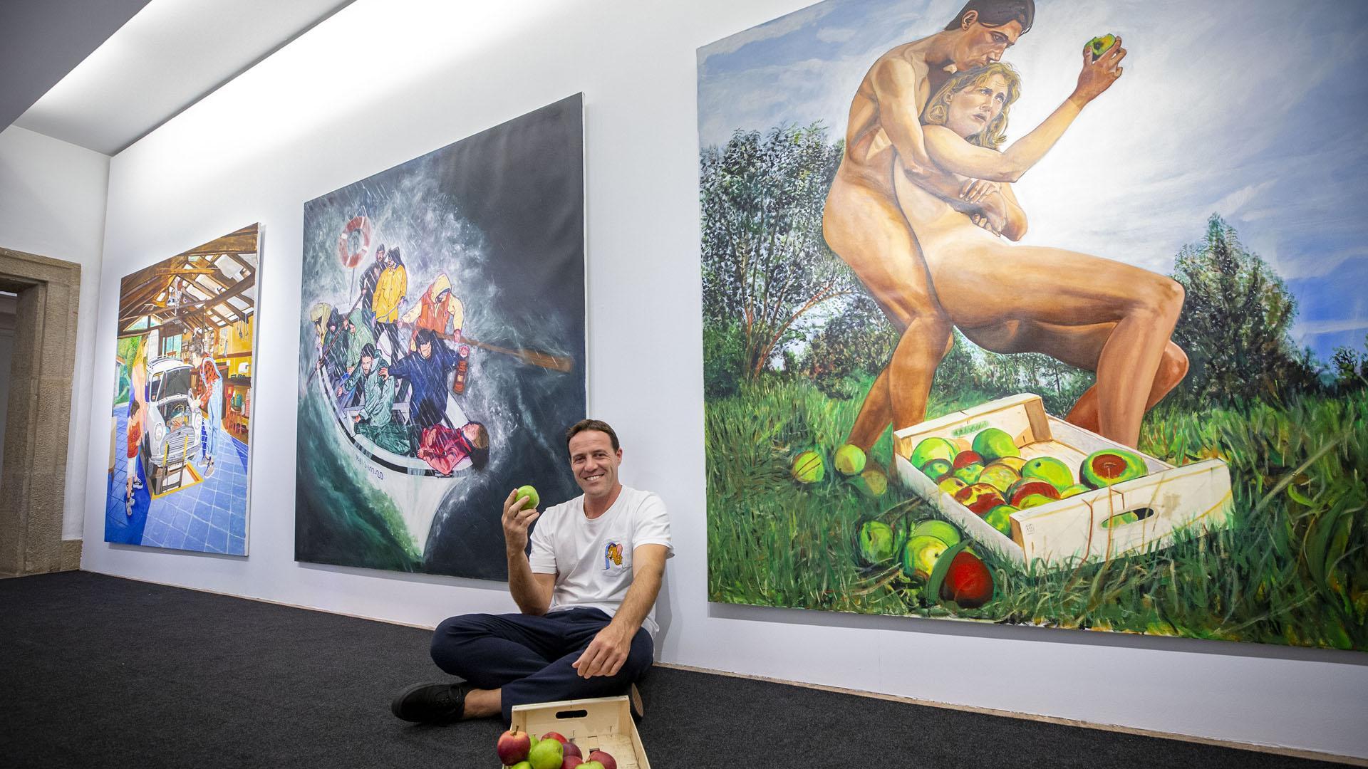 El pintor pamplonés Tato Zapata posa delante de las tres obras de gran formato que incluye su muestra ‘Pintar la Biblia’, en La Puerta Gótica