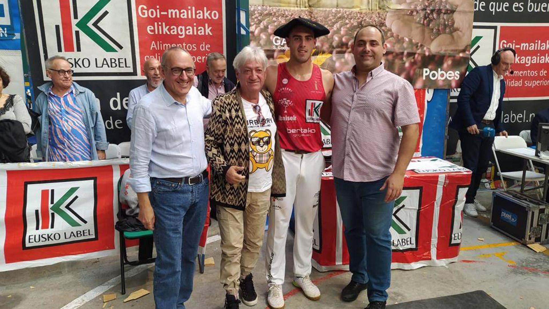 Iker Vicente, tras recibir la txapela de campeón de campeones
