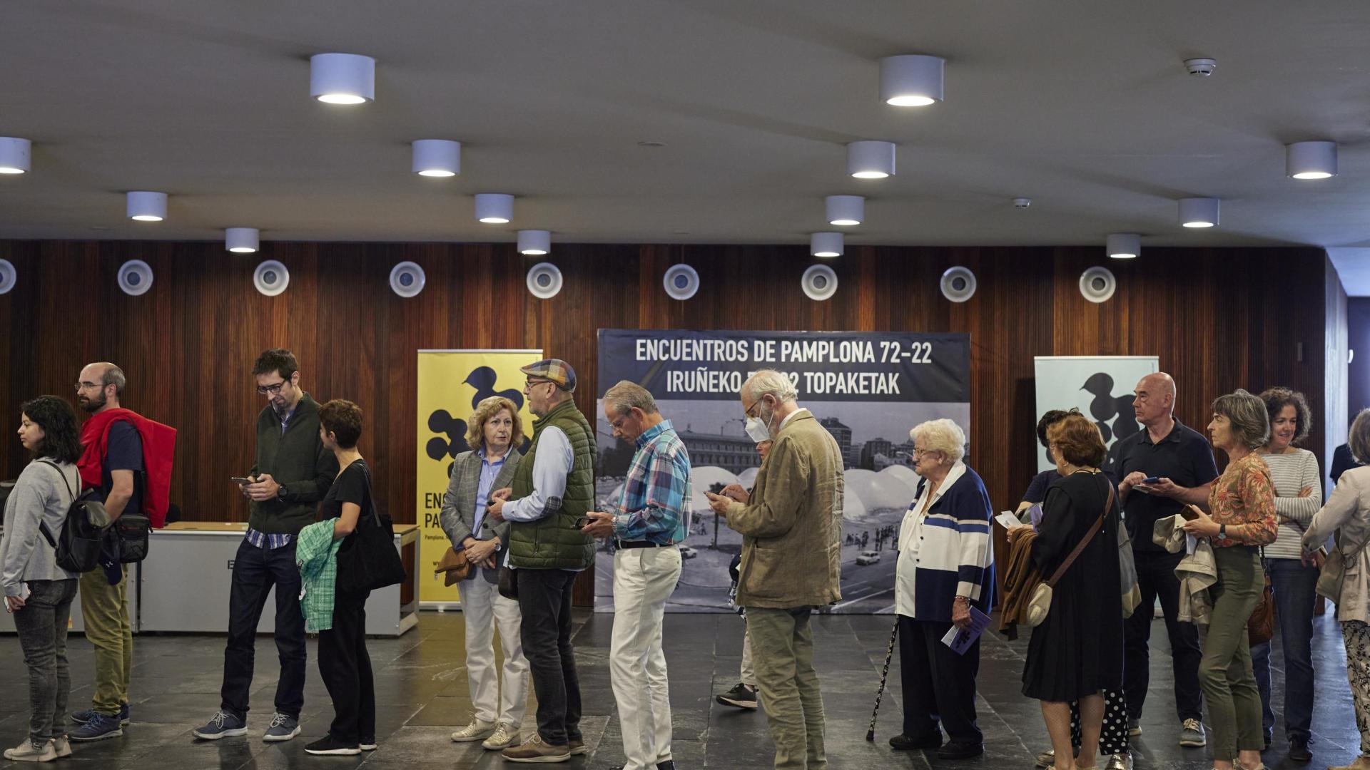 Decenas de personas hicieron cola ayer por la mañana para el evento celebrado a las doce y media.