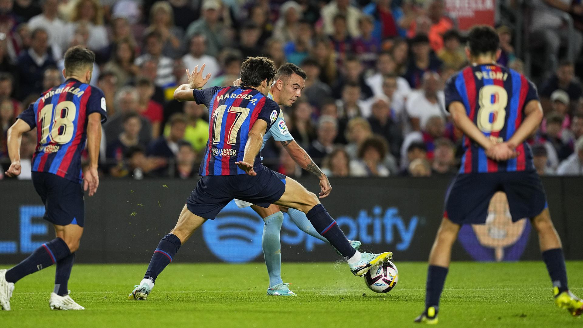 Iago Aspas trata de superar a una barrera de jugadoeres del Barcelona